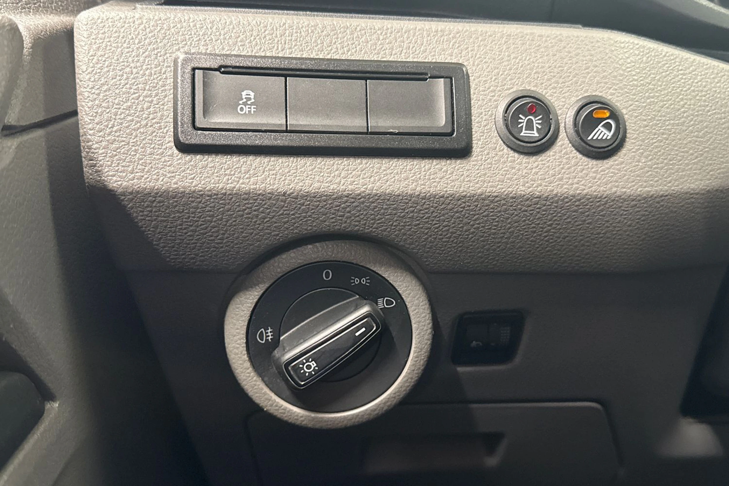 valkoinen Volkswagen Transporter 2023 kuva 14.