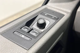 valkoinen Volkswagen Transporter 2023 kuva 15.