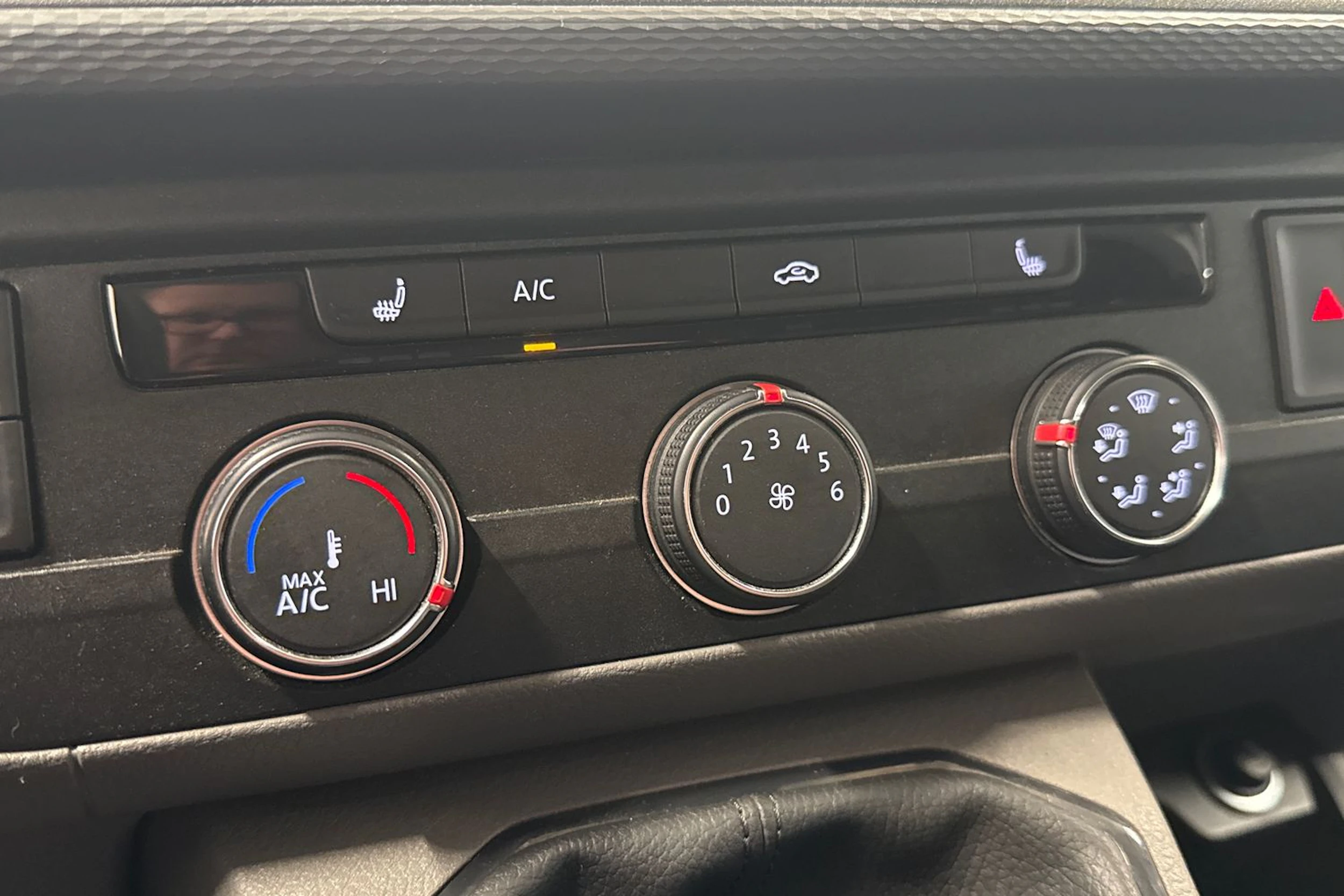 valkoinen Volkswagen Transporter 2023 kuva 16.