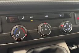 valkoinen Volkswagen Transporter 2023 kuva 16.