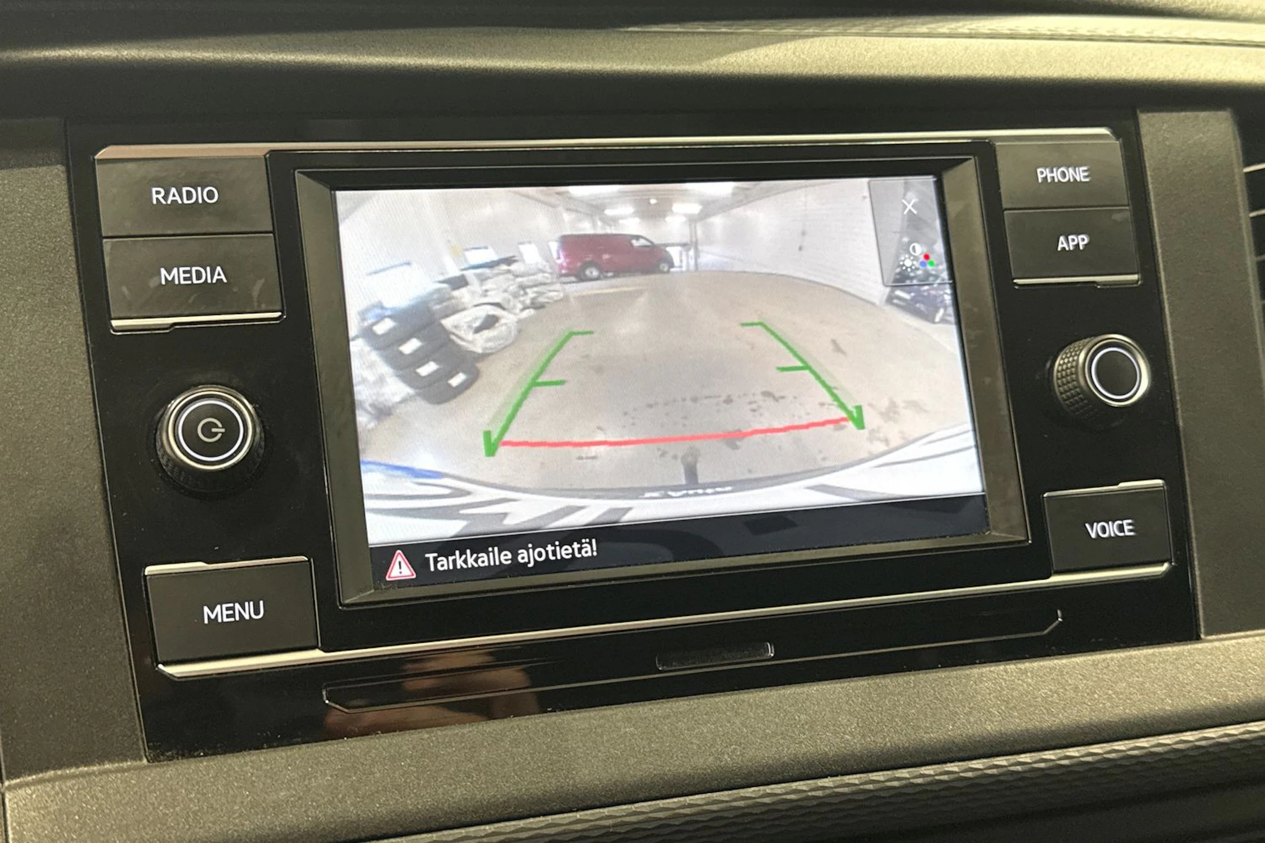 valkoinen Volkswagen Transporter 2023 kuva 17.