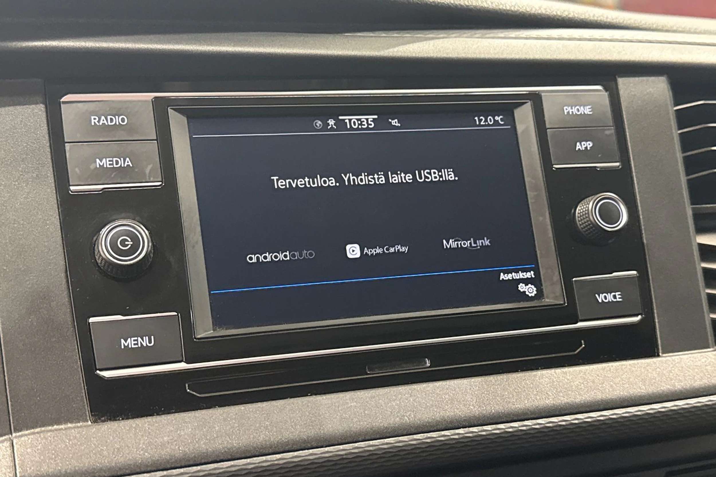 valkoinen Volkswagen Transporter 2023 kuva 18.