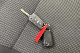 valkoinen Volkswagen Transporter 2023 kuva 20.