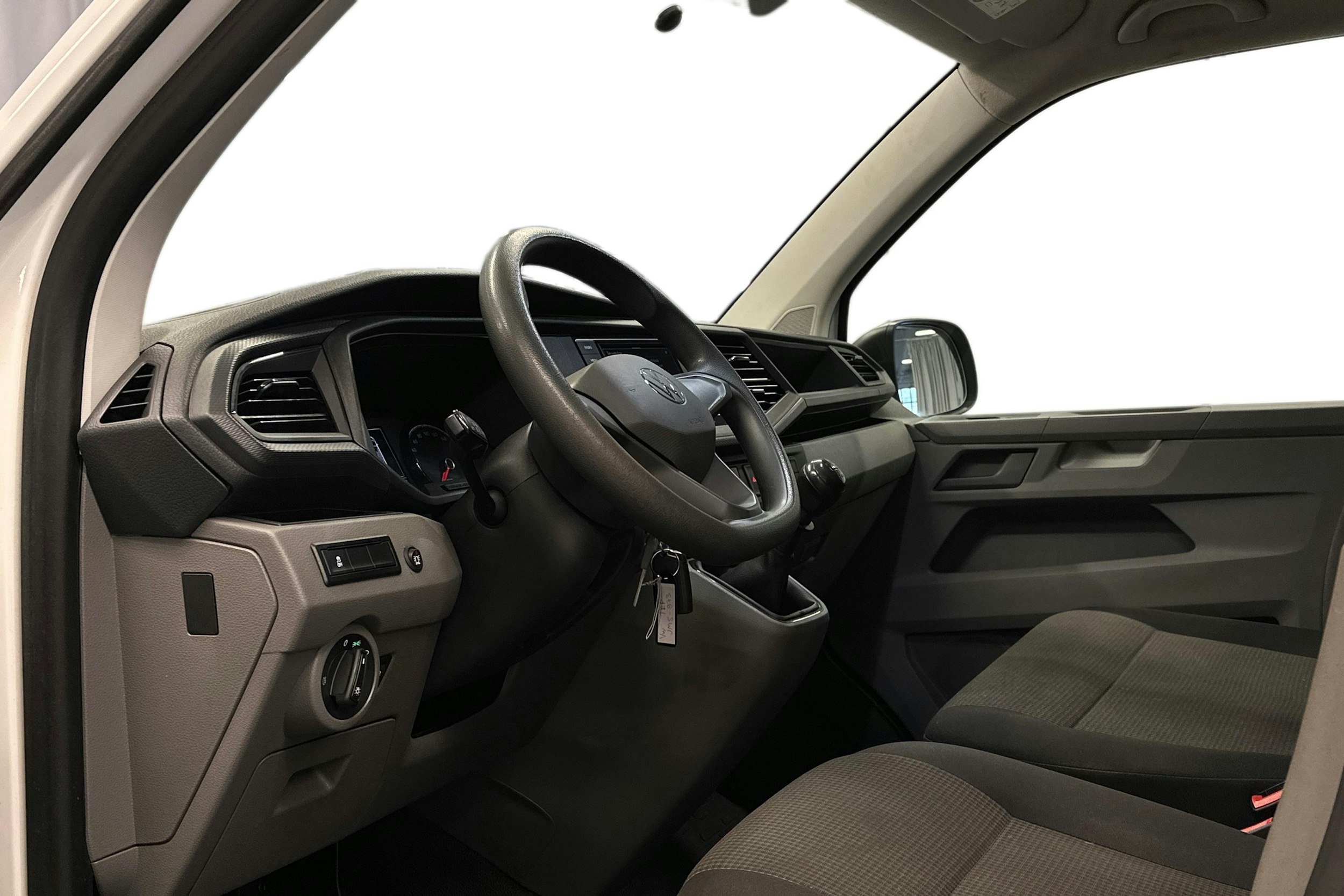 valkoinen Volkswagen Transporter 2023 kuva 8.