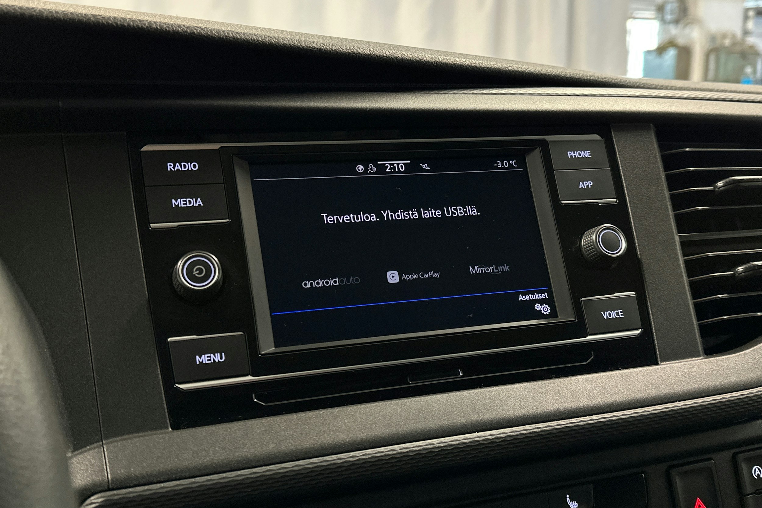 valkoinen Volkswagen Transporter 2023 kuva 15.