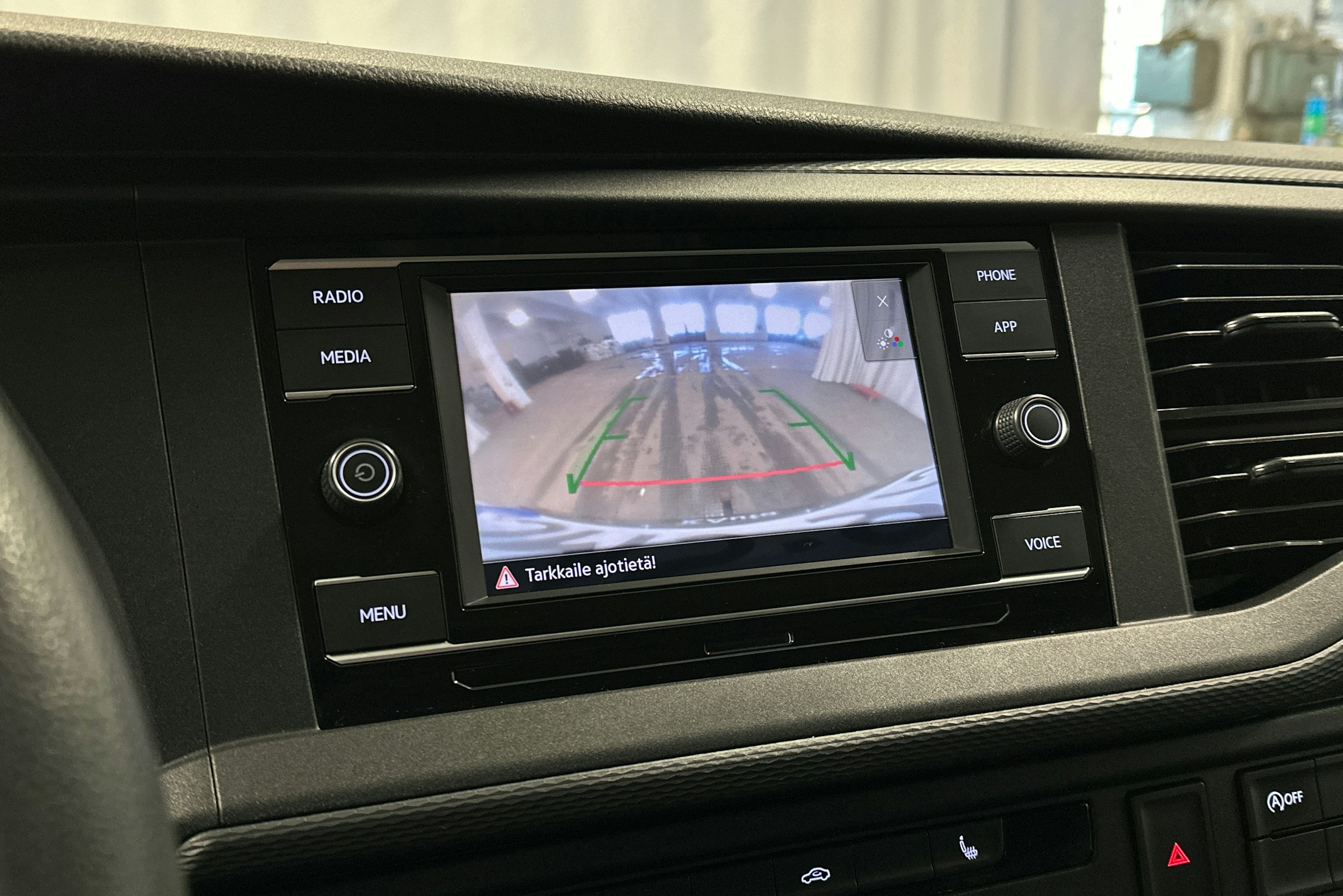 valkoinen Volkswagen Transporter 2023 kuva 16.