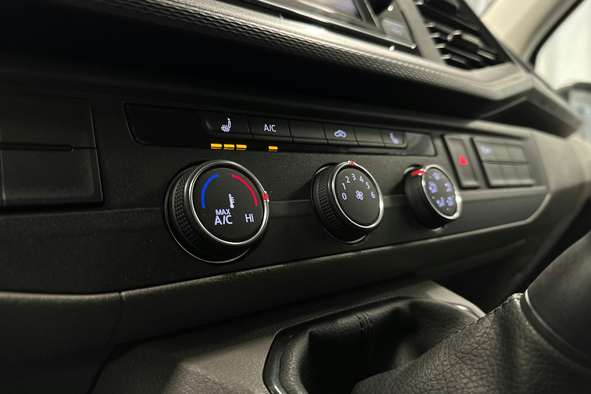 valkoinen Volkswagen Transporter 2023 kuva 17.