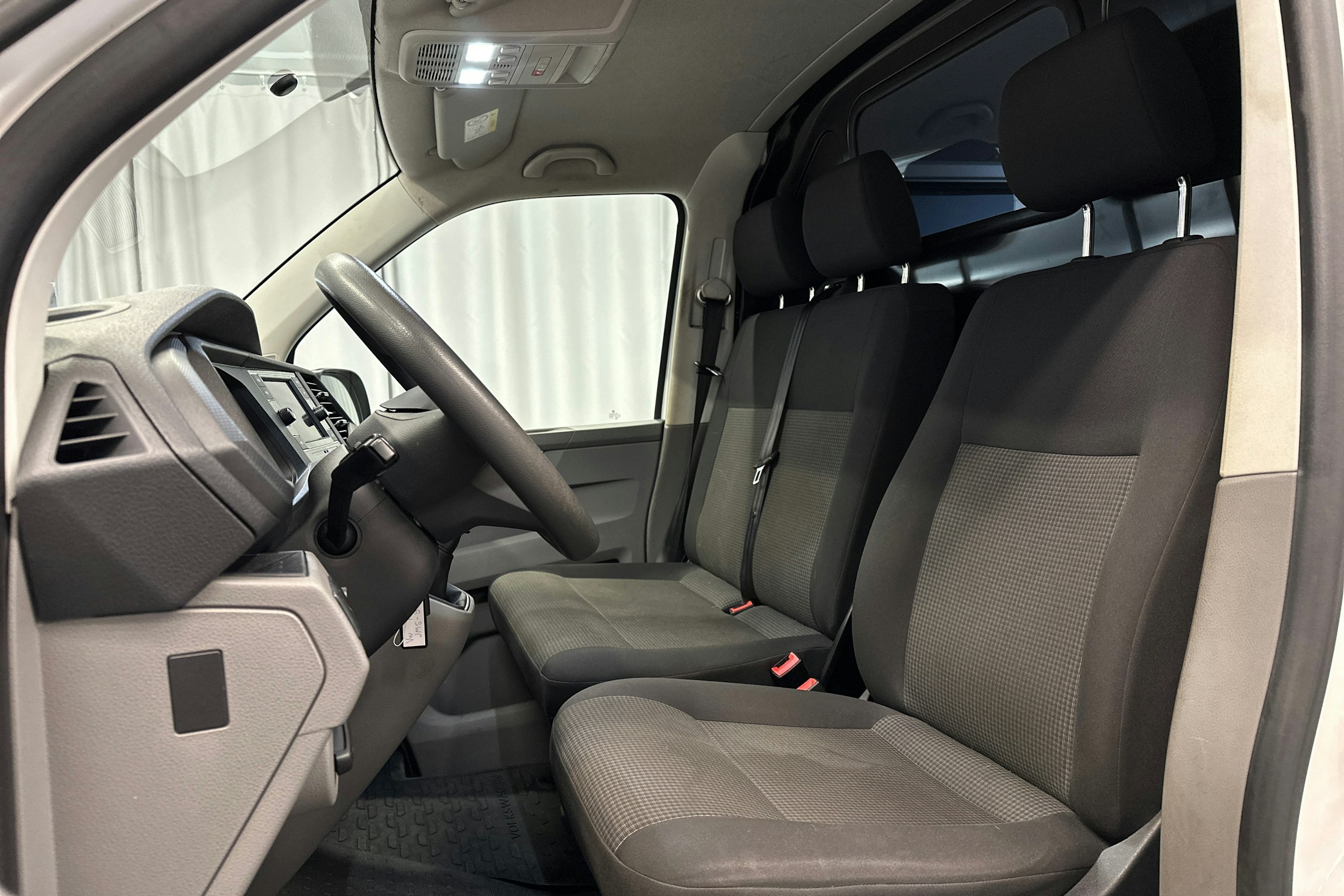 valkoinen Volkswagen Transporter 2023 kuva 19.