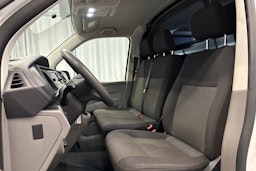valkoinen Volkswagen Transporter 2023 kuva 19.