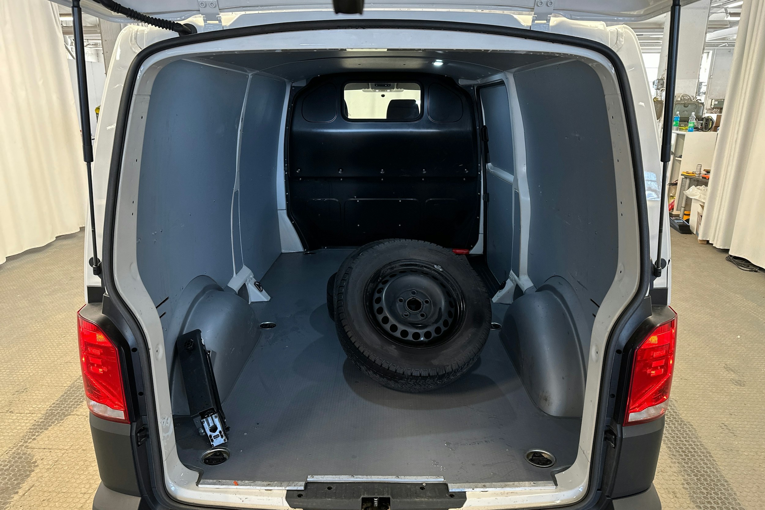 valkoinen Volkswagen Transporter 2023 kuva 20.