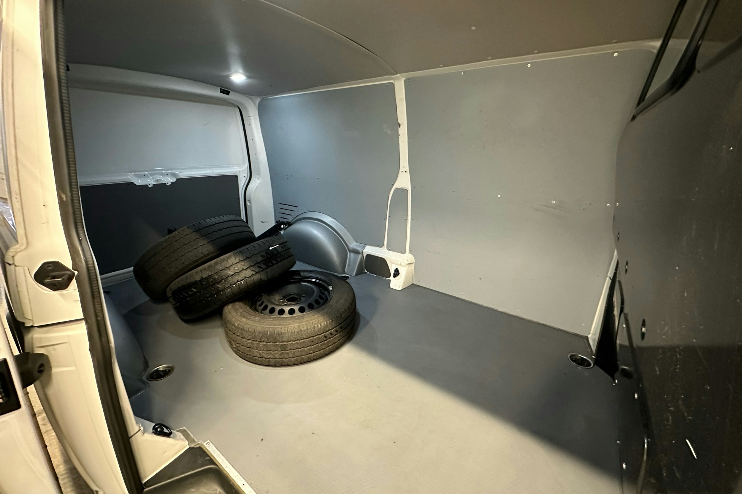 valkoinen Volkswagen Transporter 2023 kuva 21.