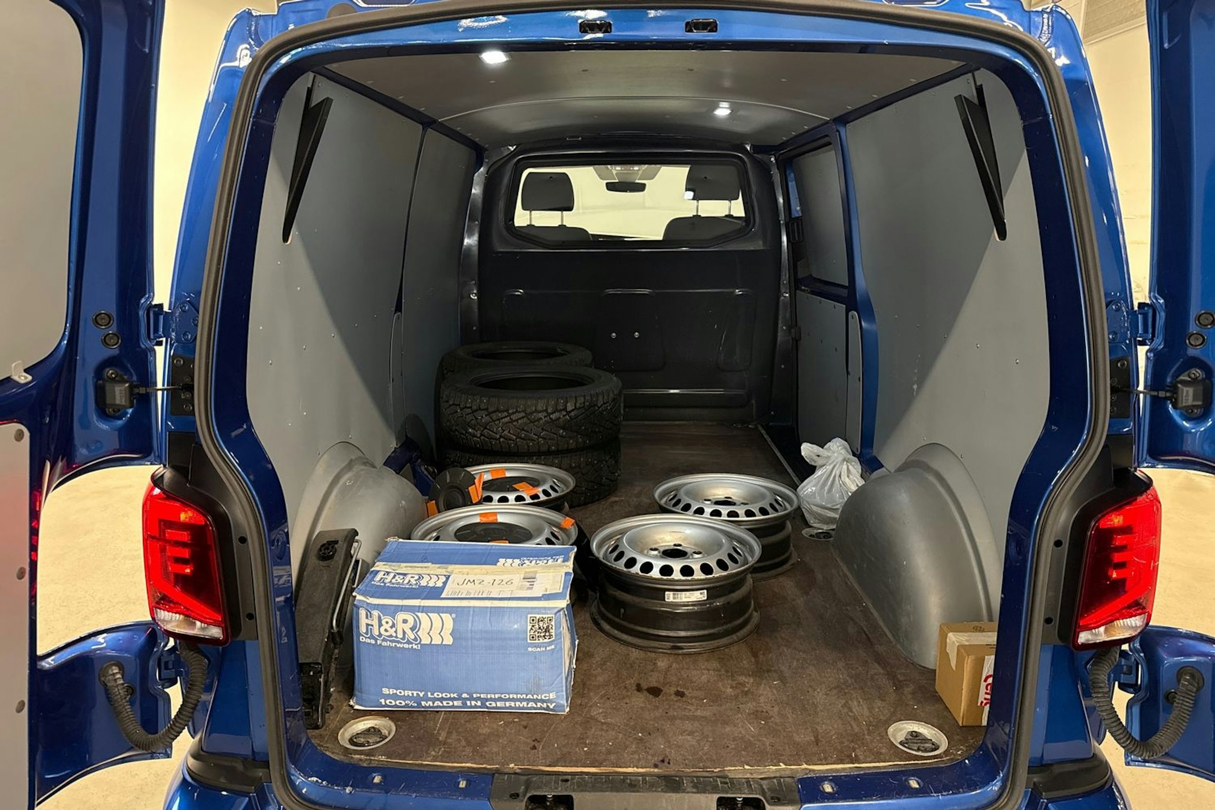 met. sininen Volkswagen Transporter 2023 kuva 14.