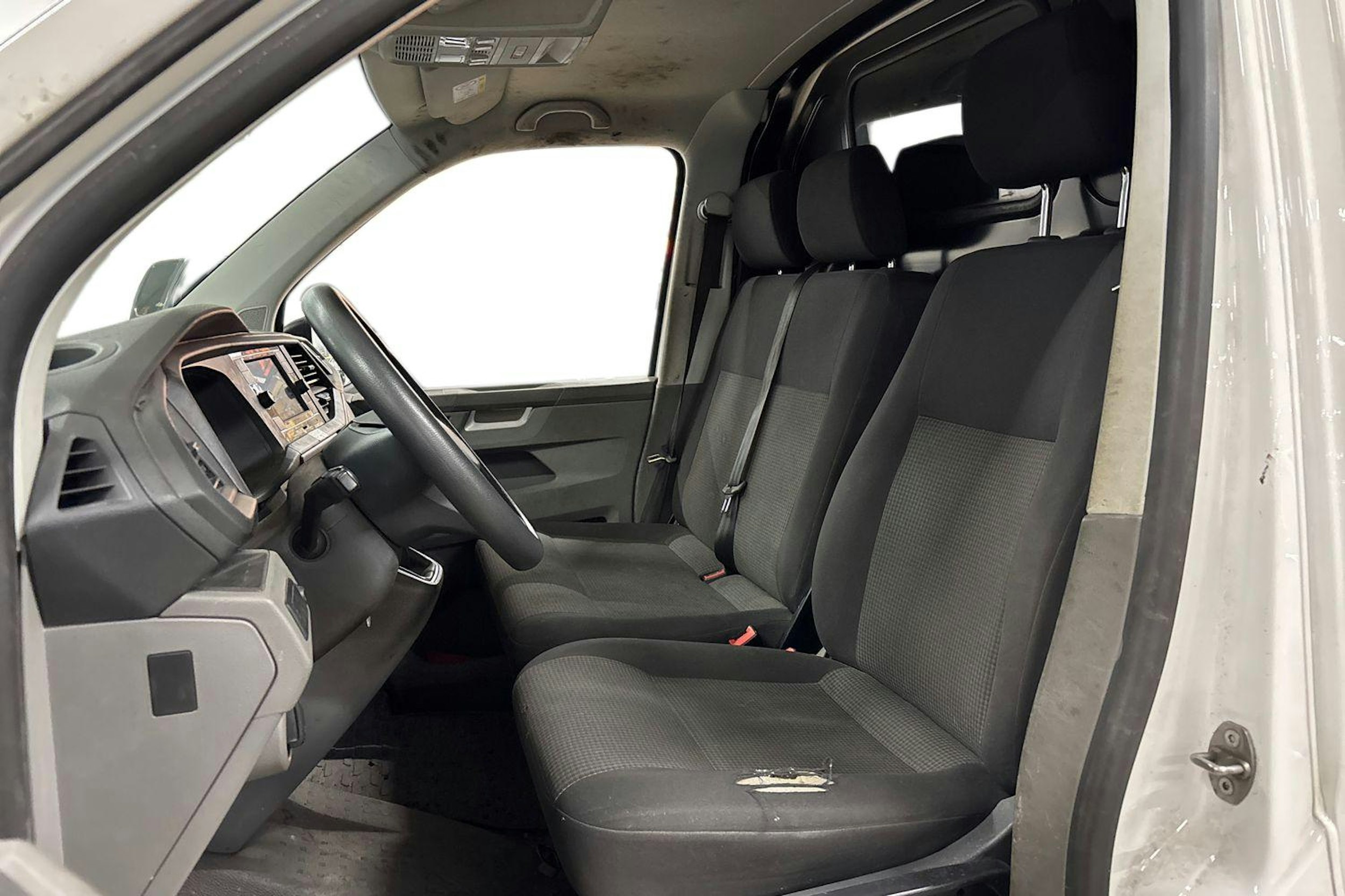 valkoinen Volkswagen Transporter 2023 kuva 3.