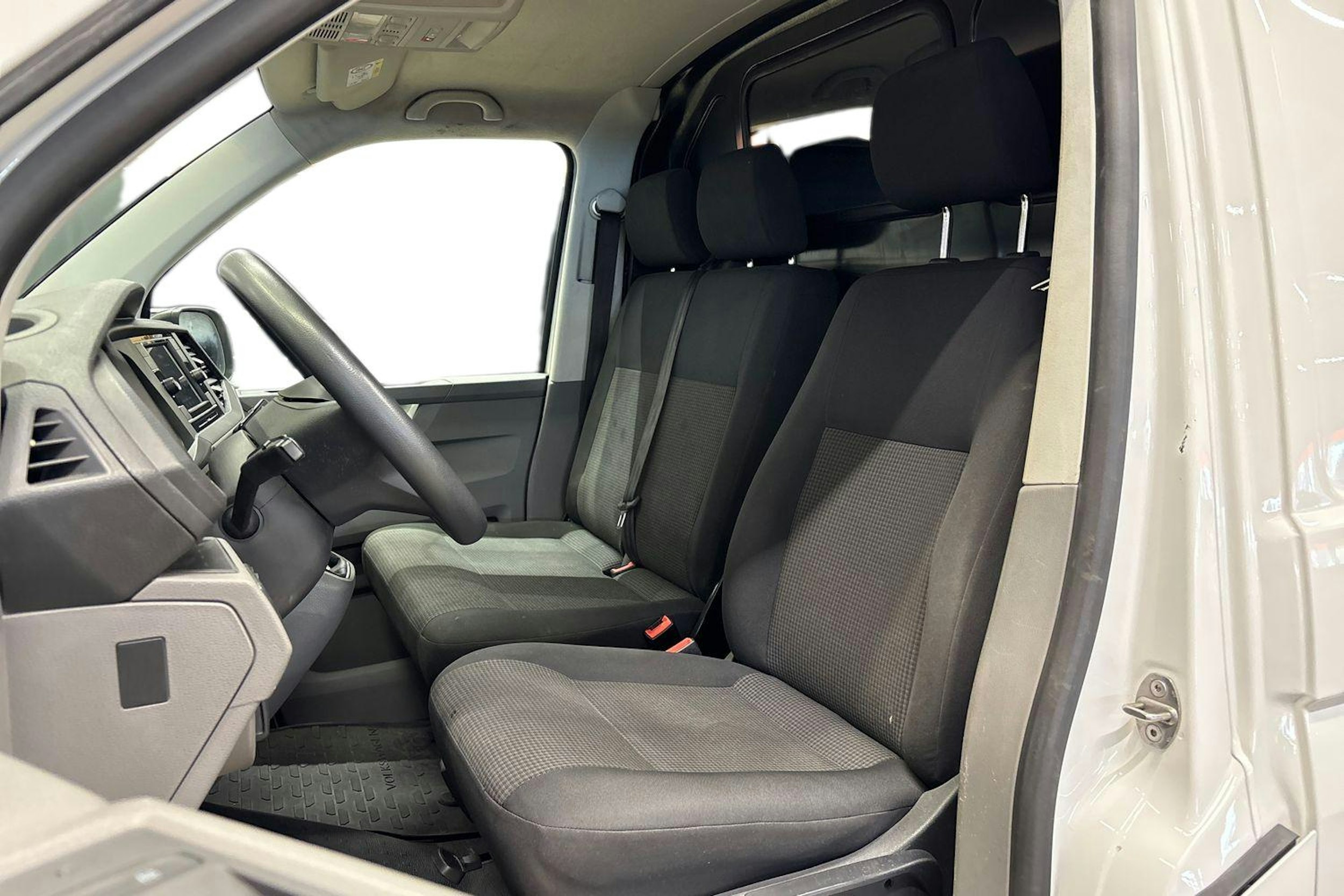 valkoinen Volkswagen Transporter 2023 kuva 8.