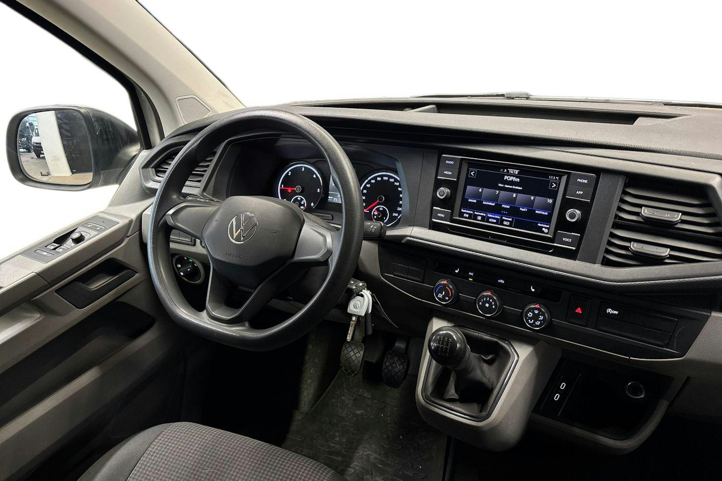 valkoinen Volkswagen Transporter 2023 kuva 9.