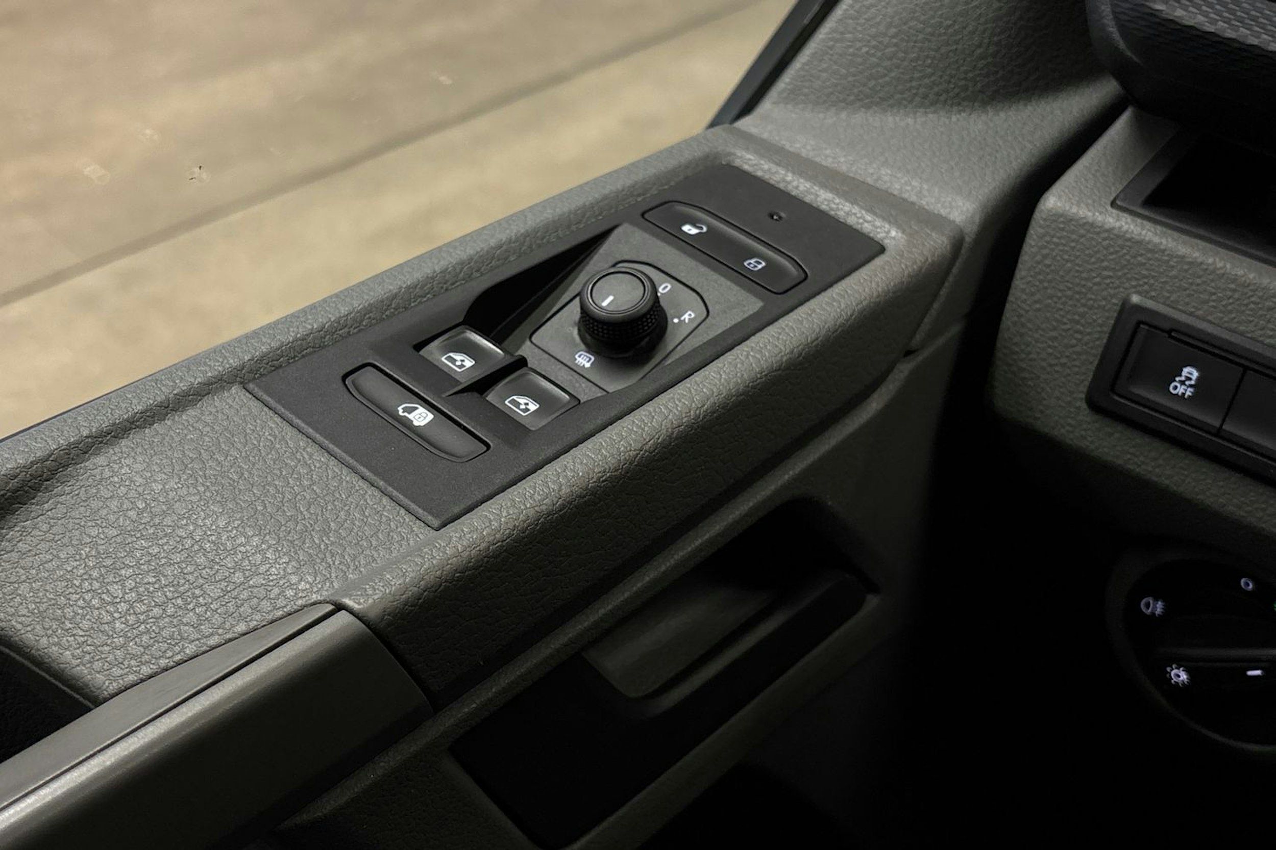 valkoinen Volkswagen Transporter 2023 kuva 12.