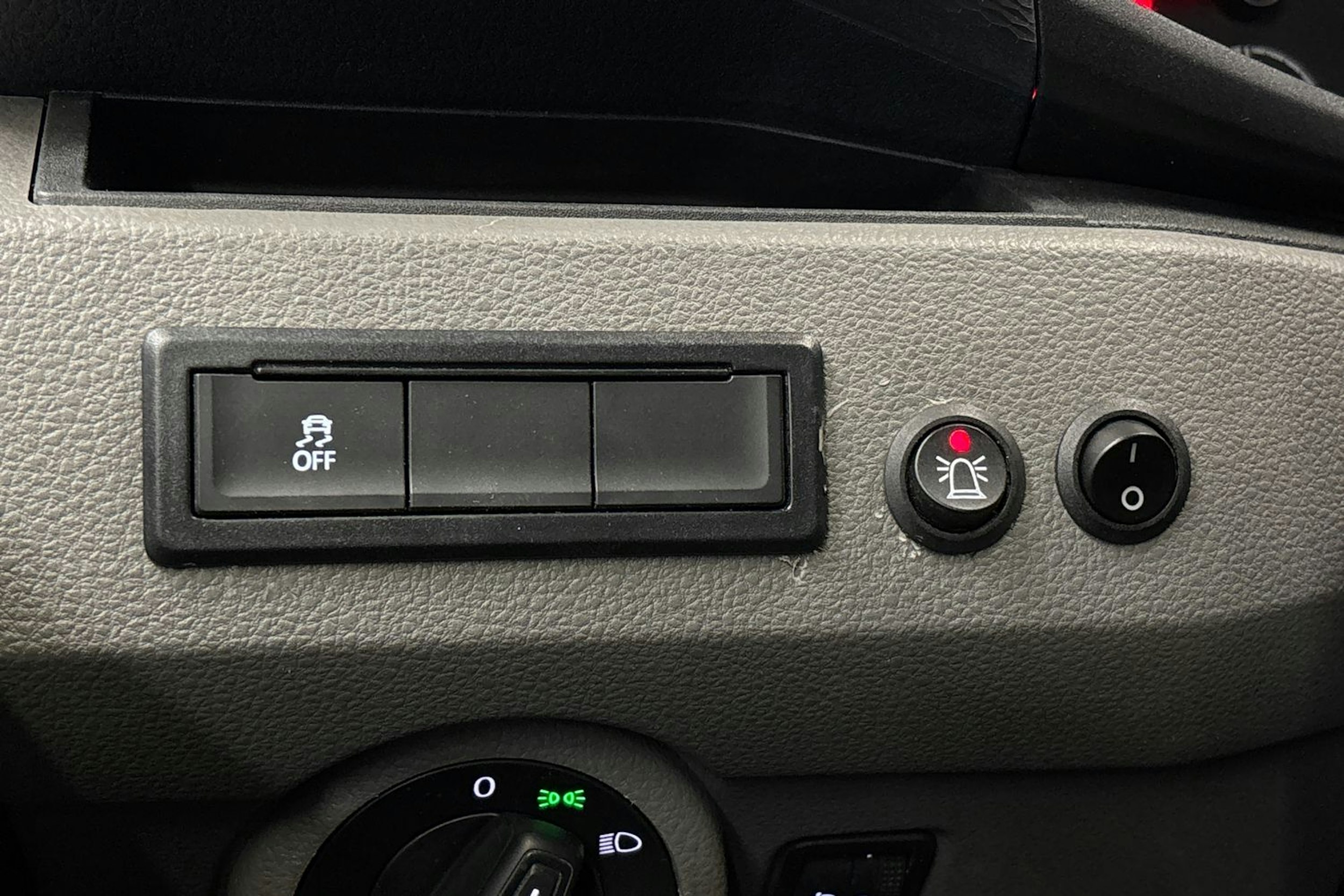 valkoinen Volkswagen Transporter 2023 kuva 15.