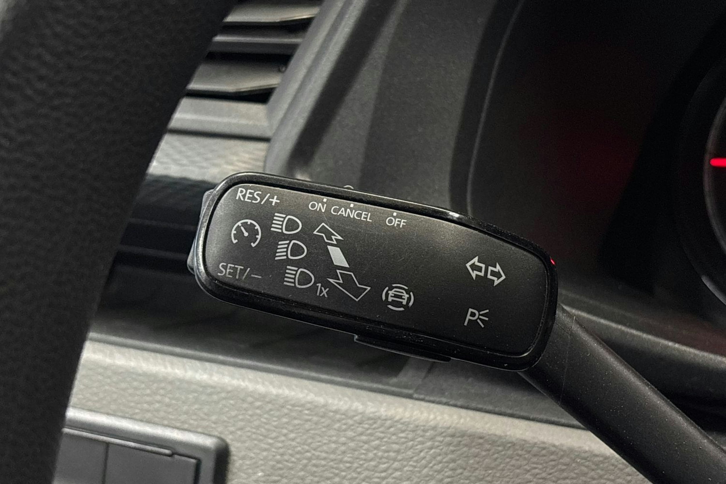 valkoinen Volkswagen Transporter 2023 kuva 16.