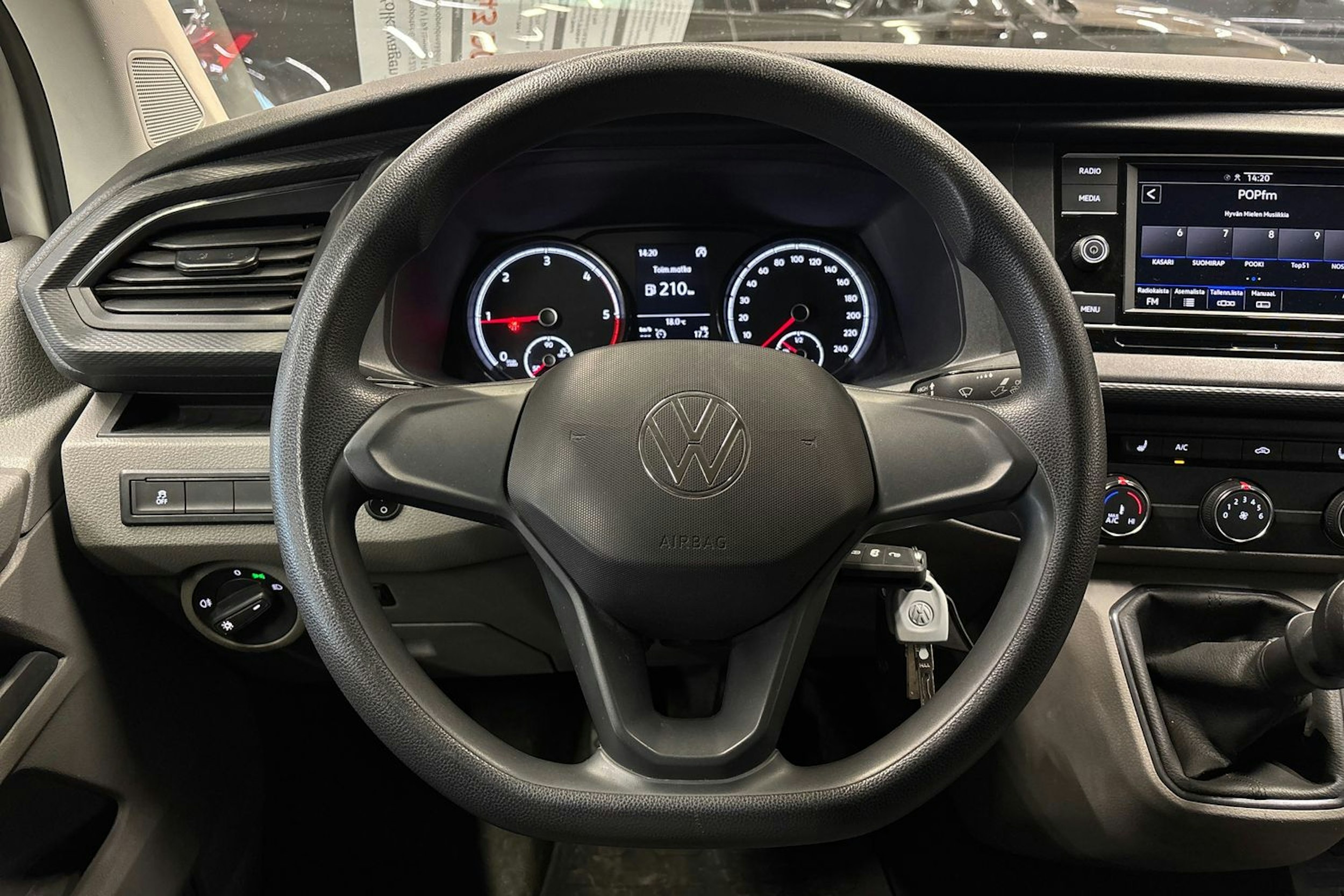 valkoinen Volkswagen Transporter 2023 kuva 17.