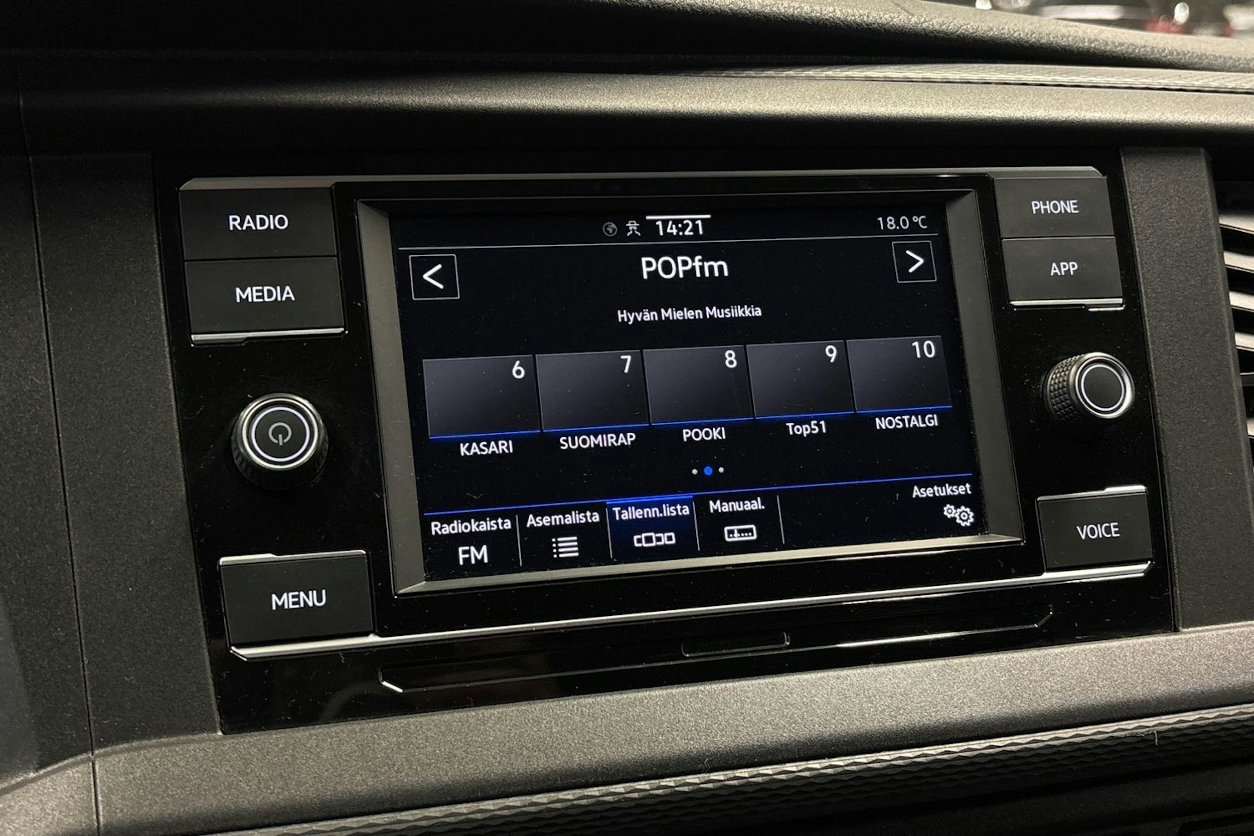 valkoinen Volkswagen Transporter 2023 kuva 18.