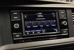 valkoinen Volkswagen Transporter 2023 kuva 18.