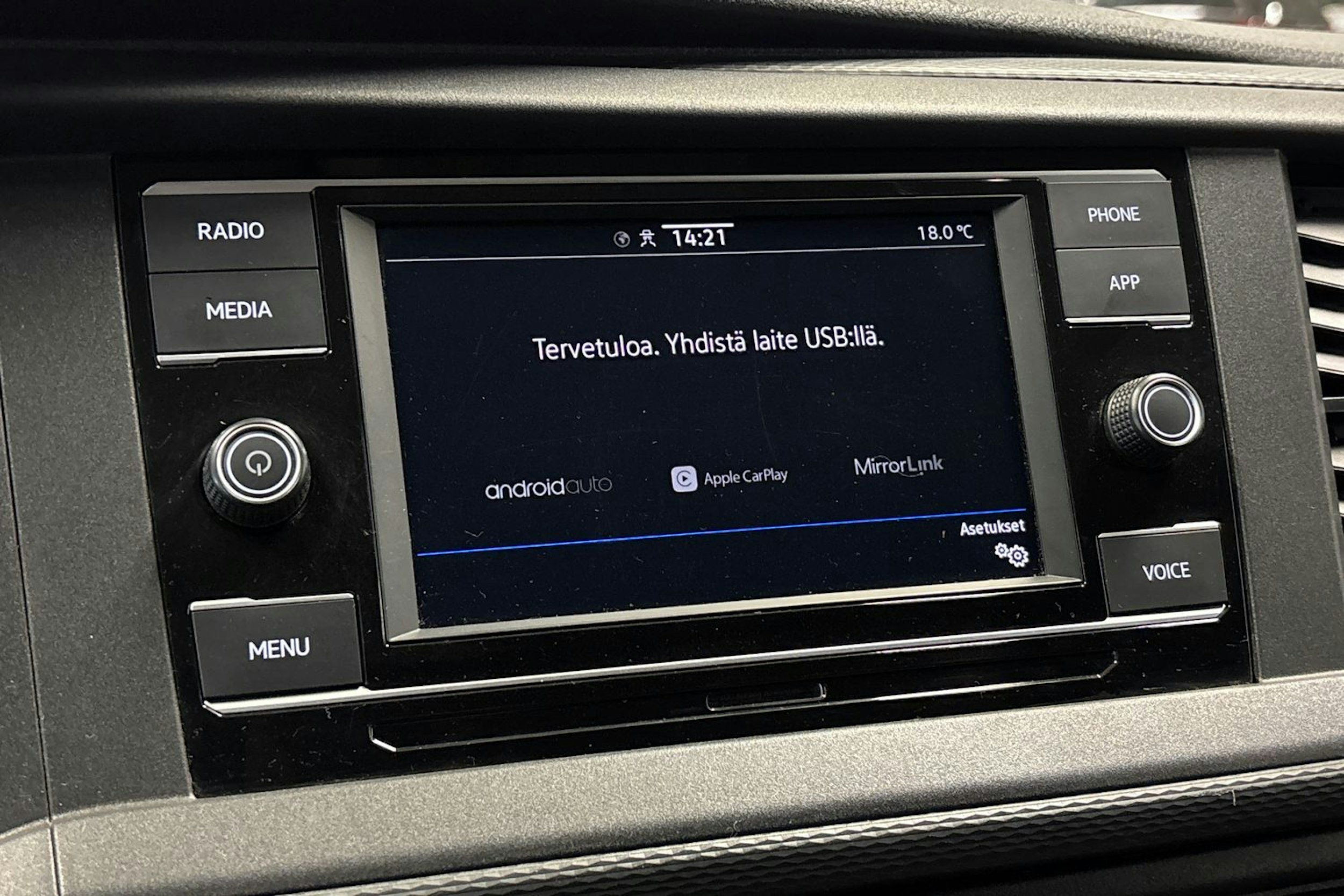 valkoinen Volkswagen Transporter 2023 kuva 20.