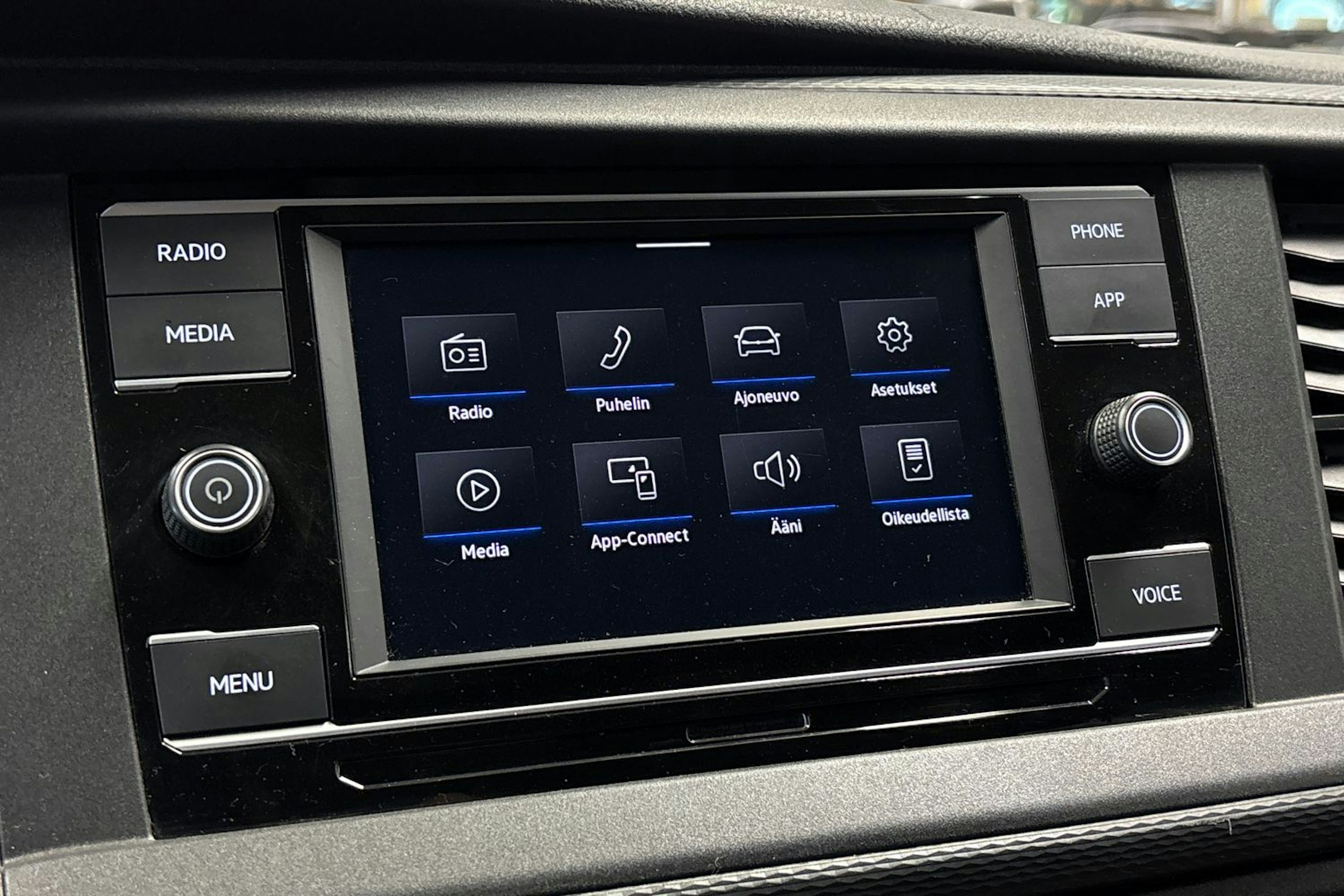 valkoinen Volkswagen Transporter 2023 kuva 21.