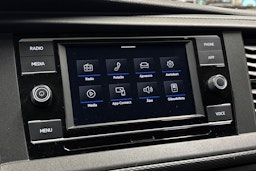 valkoinen Volkswagen Transporter 2023 kuva 21.