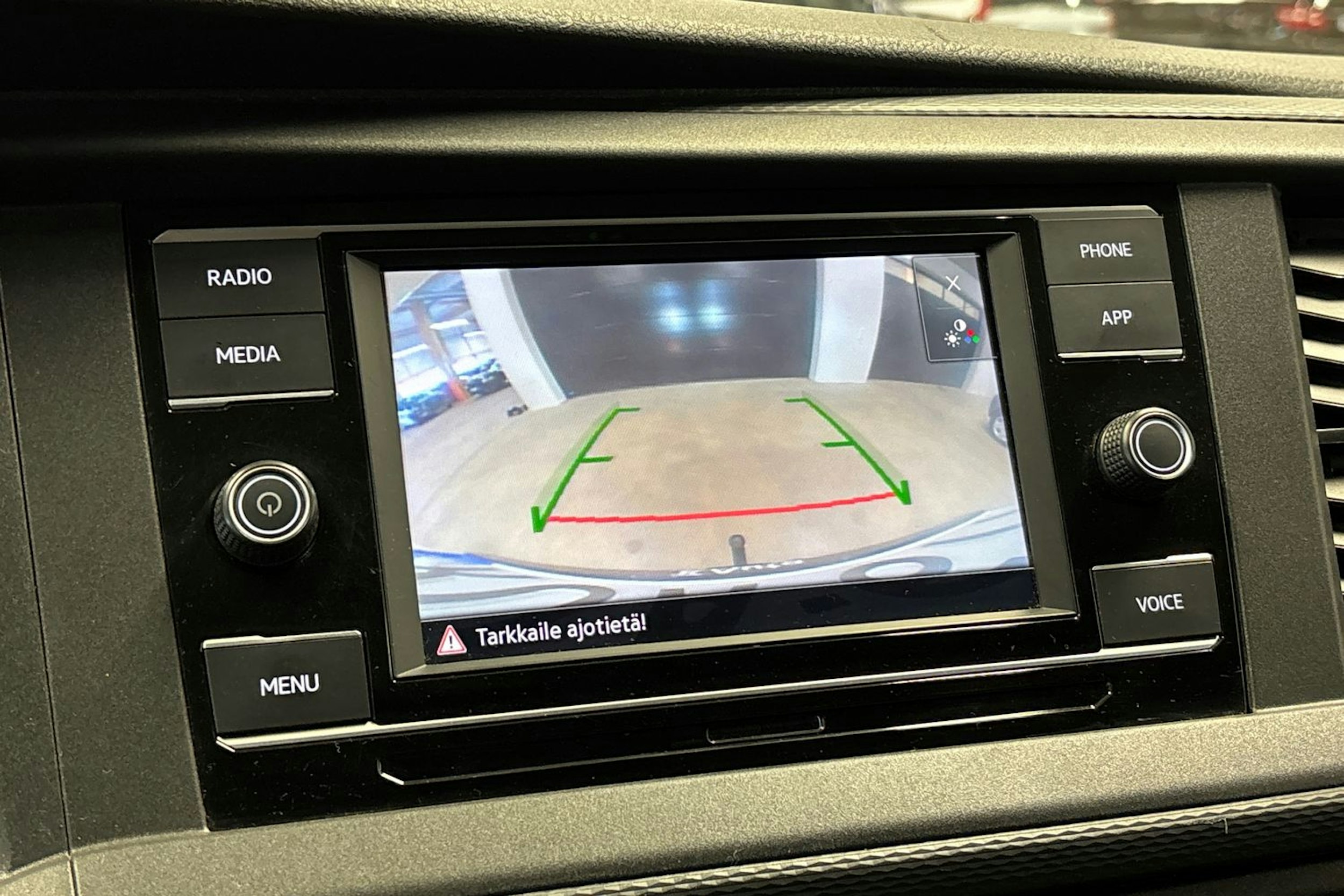 valkoinen Volkswagen Transporter 2023 kuva 22.