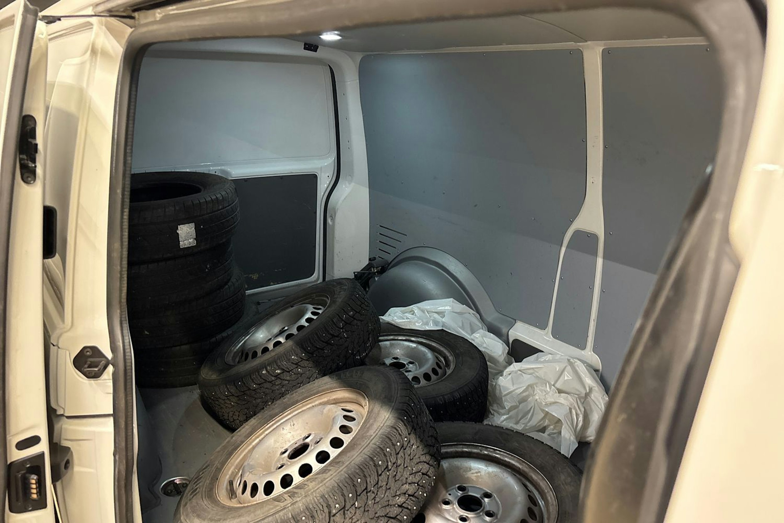 valkoinen Volkswagen Transporter 2023 kuva 23.