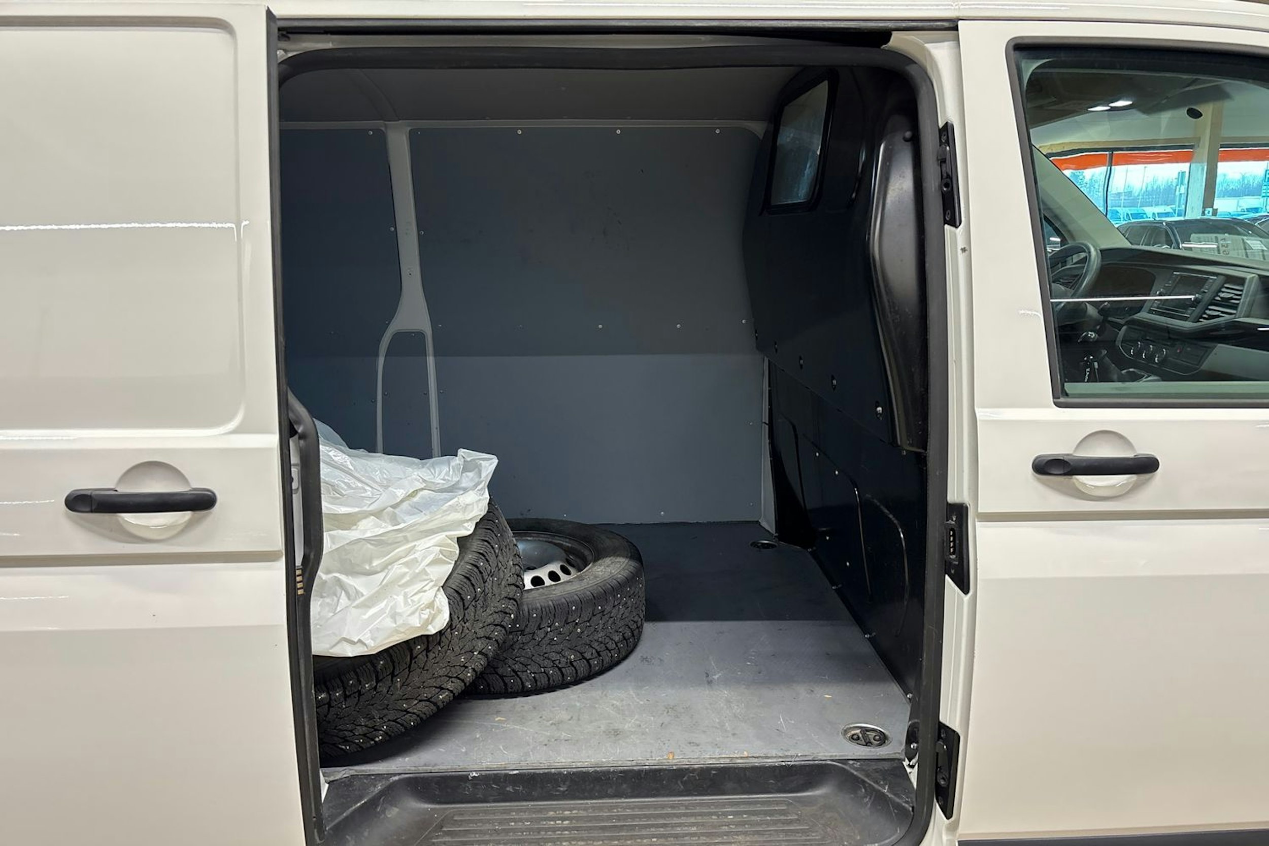valkoinen Volkswagen Transporter 2023 kuva 24.