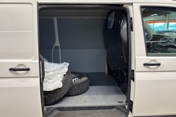 valkoinen Volkswagen Transporter 2023 kuva 24.