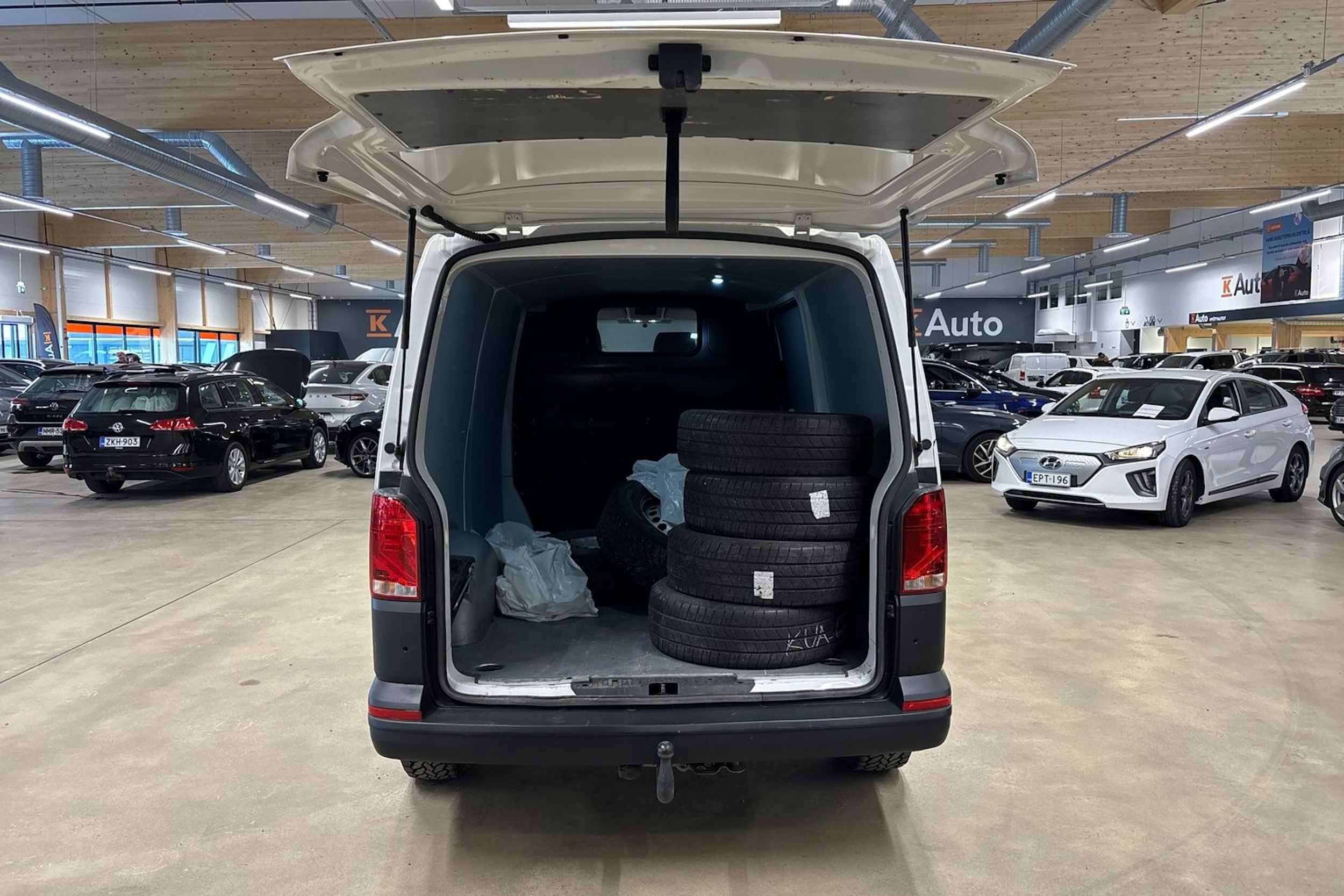 valkoinen Volkswagen Transporter 2023 kuva 25.