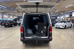valkoinen Volkswagen Transporter 2023 kuva 25.