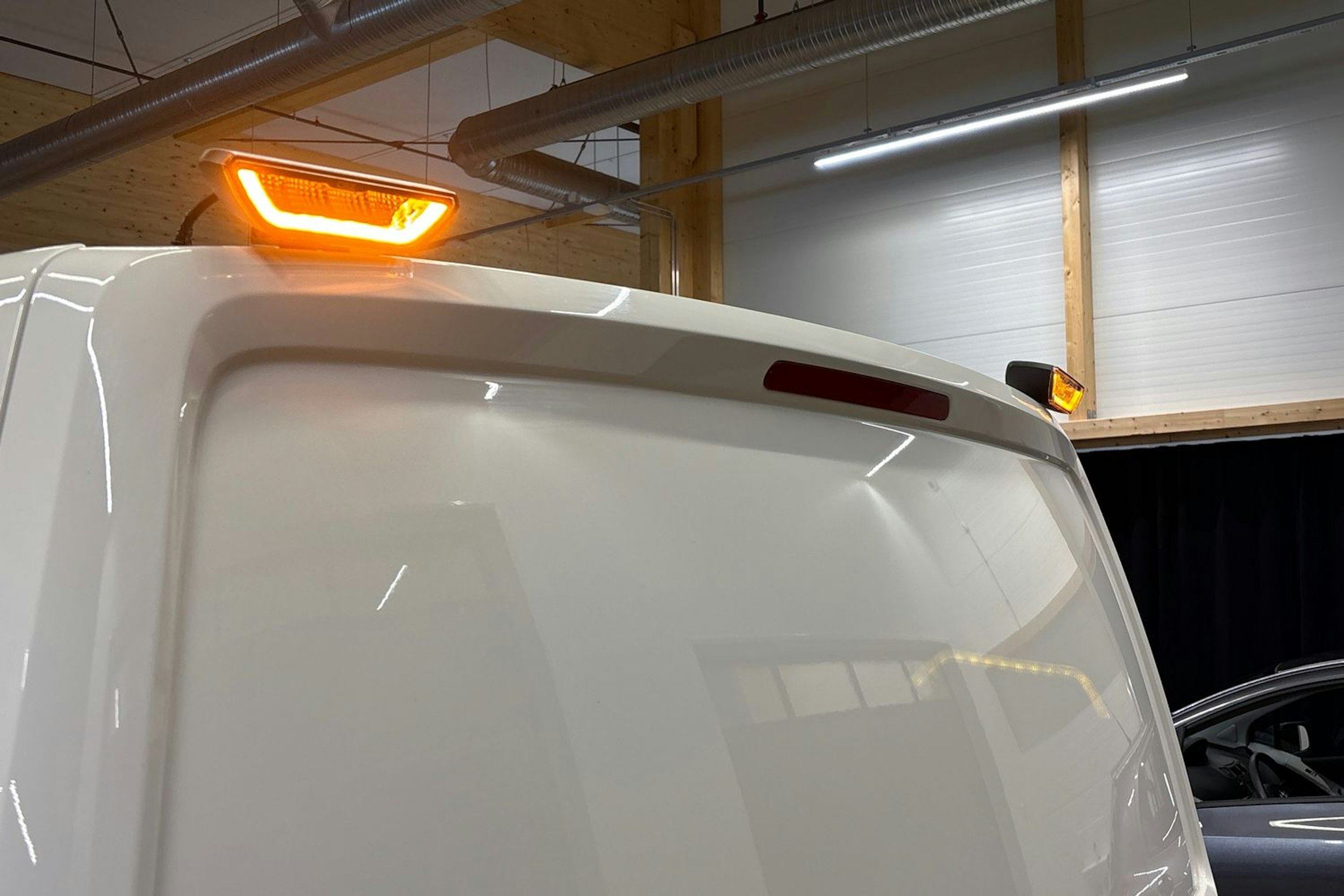 valkoinen Volkswagen Transporter 2023 kuva 26.