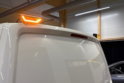 valkoinen Volkswagen Transporter 2023 kuva 26.