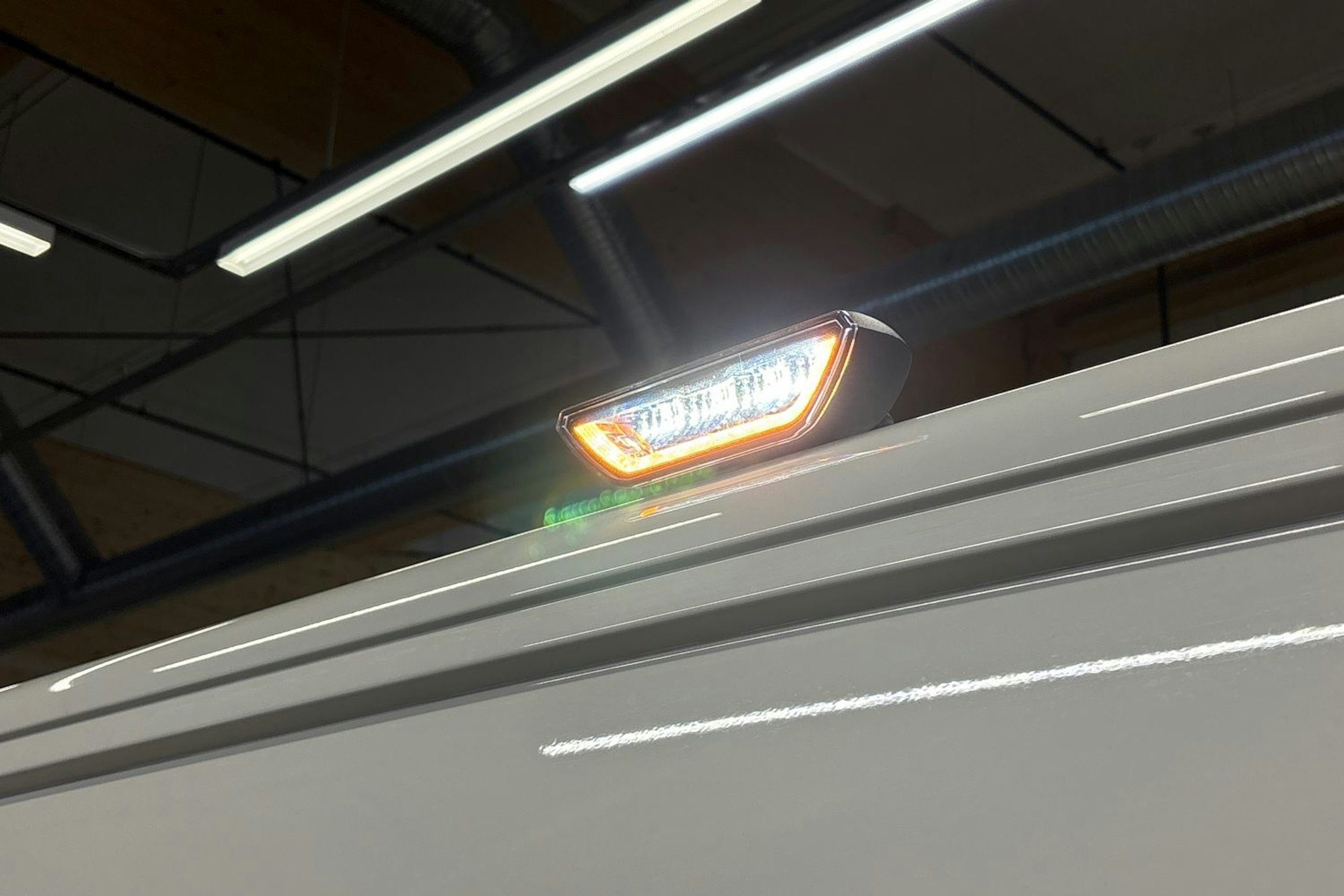 valkoinen Volkswagen Transporter 2023 kuva 27.