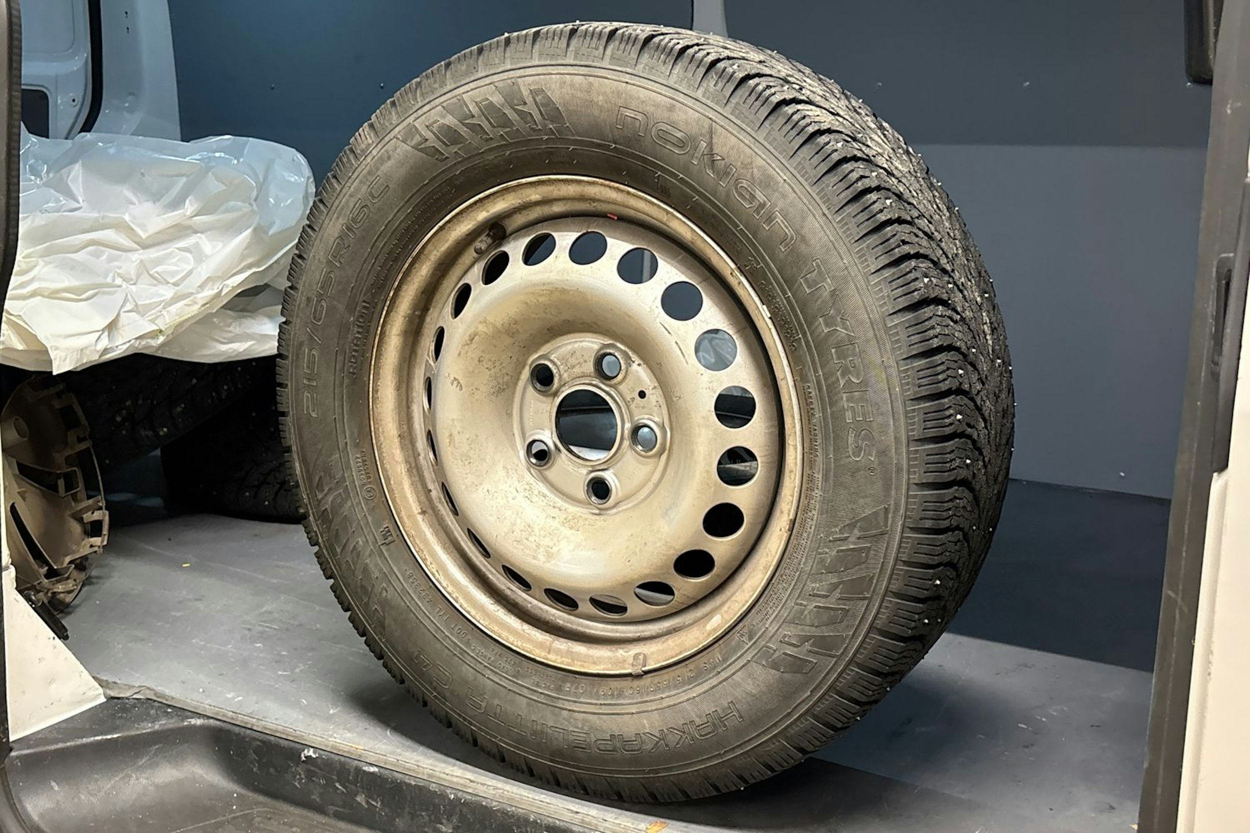 valkoinen Volkswagen Transporter 2023 kuva 30.