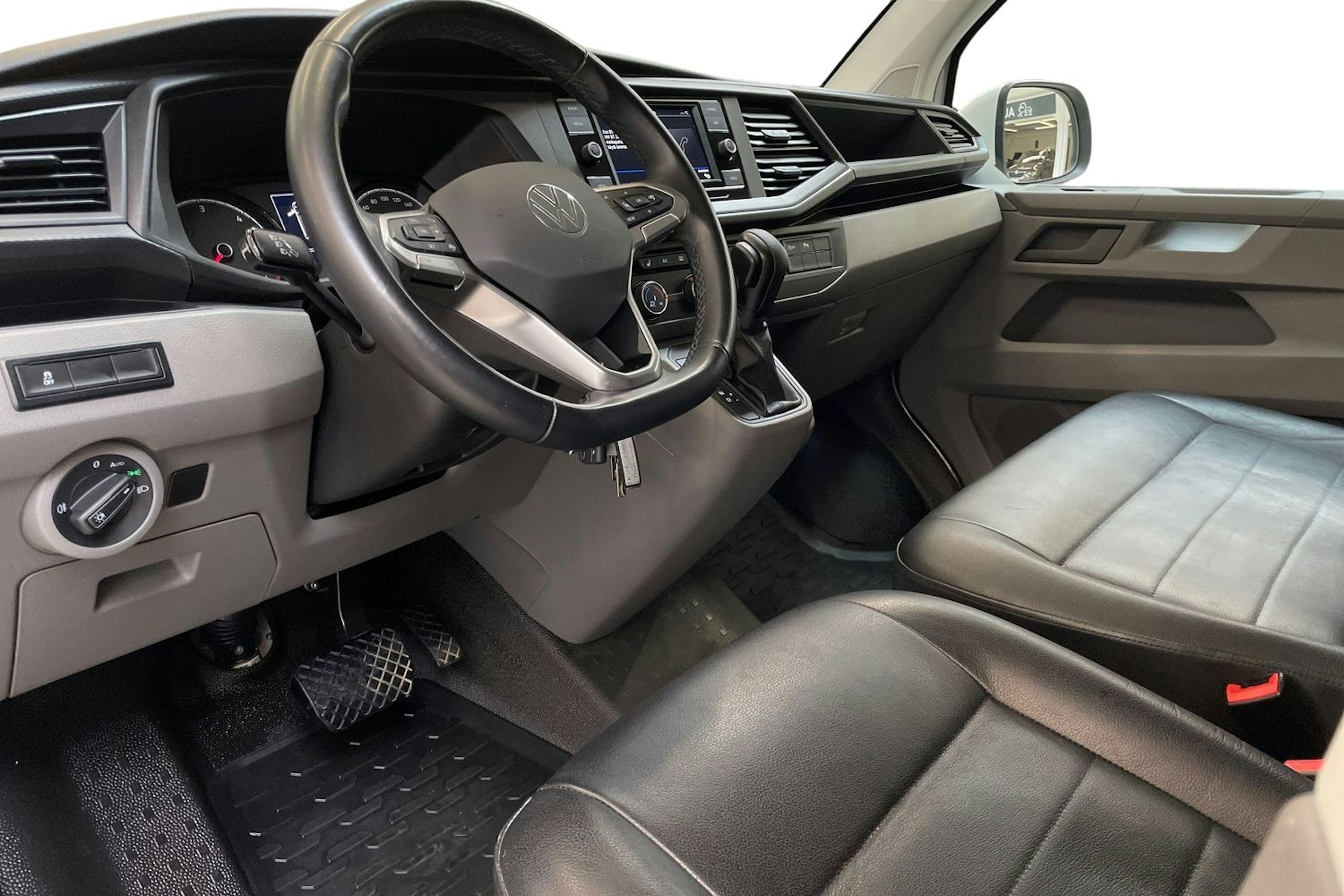 valkoinen Volkswagen Transporter 2023 kuva 7.