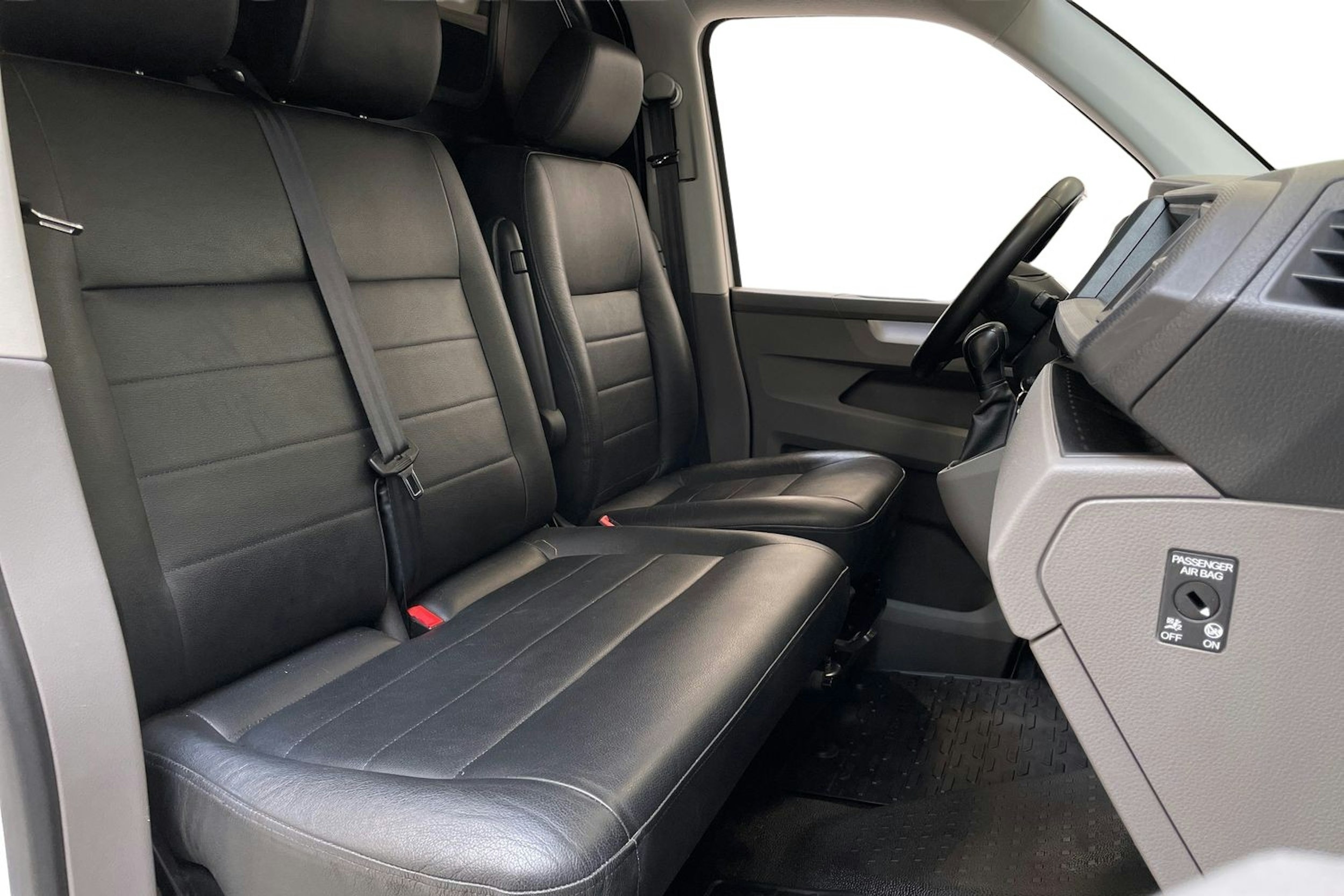 valkoinen Volkswagen Transporter 2023 kuva 10.