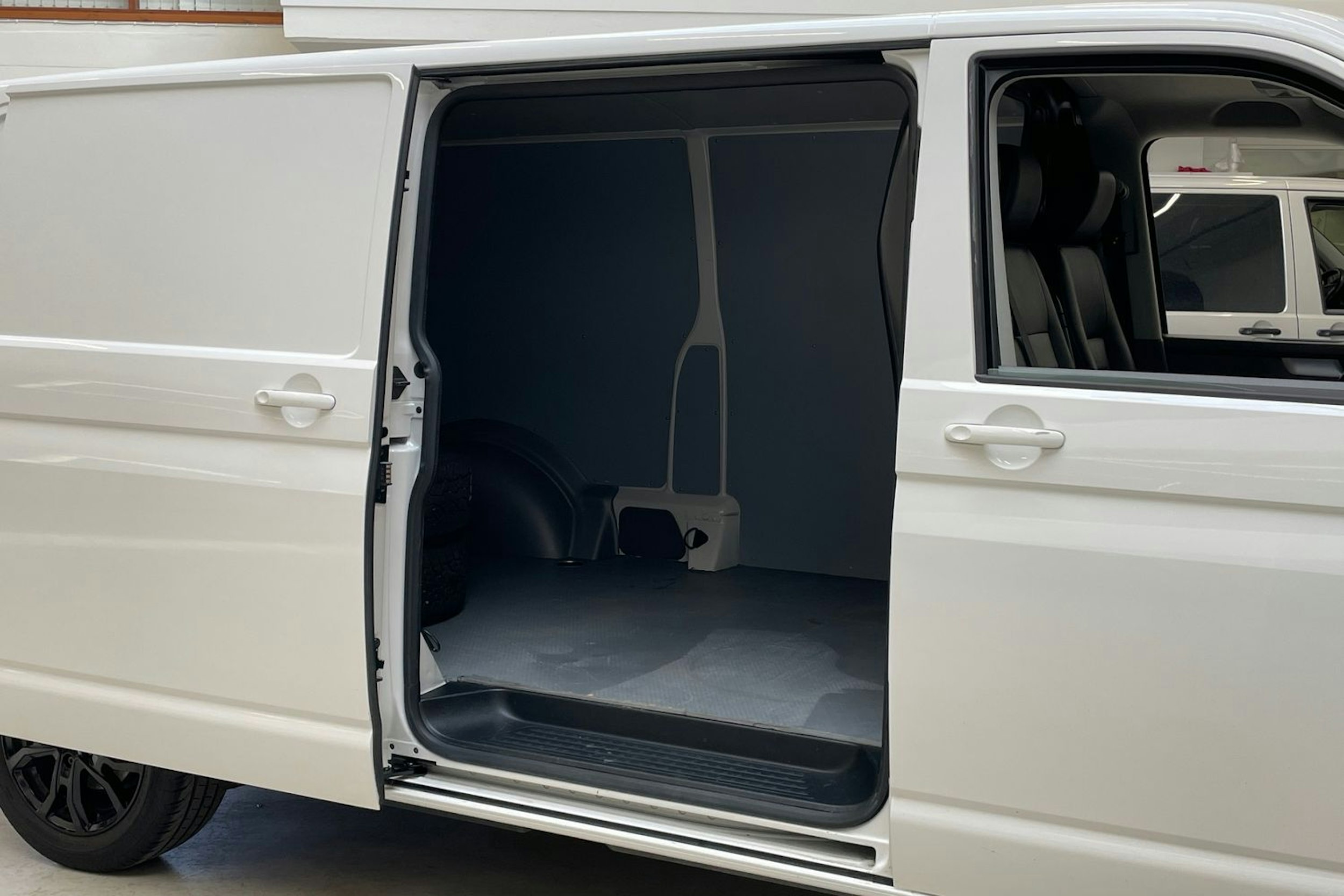 valkoinen Volkswagen Transporter 2023 kuva 13.