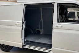 valkoinen Volkswagen Transporter 2023 kuva 13.