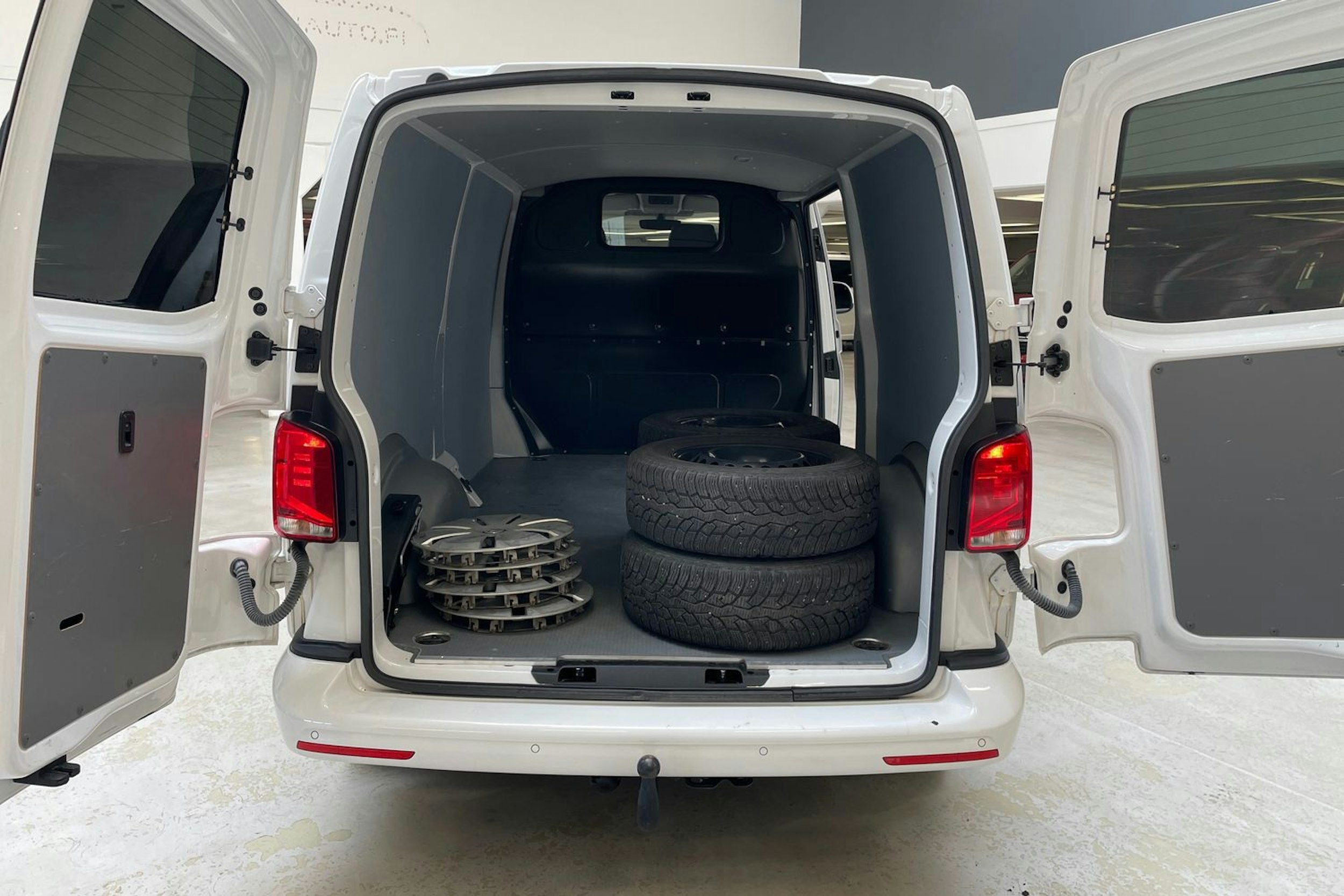 valkoinen Volkswagen Transporter 2023 kuva 14.