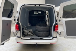 valkoinen Volkswagen Transporter 2023 kuva 14.