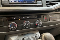 valkoinen Volkswagen Transporter 2023 kuva 20.