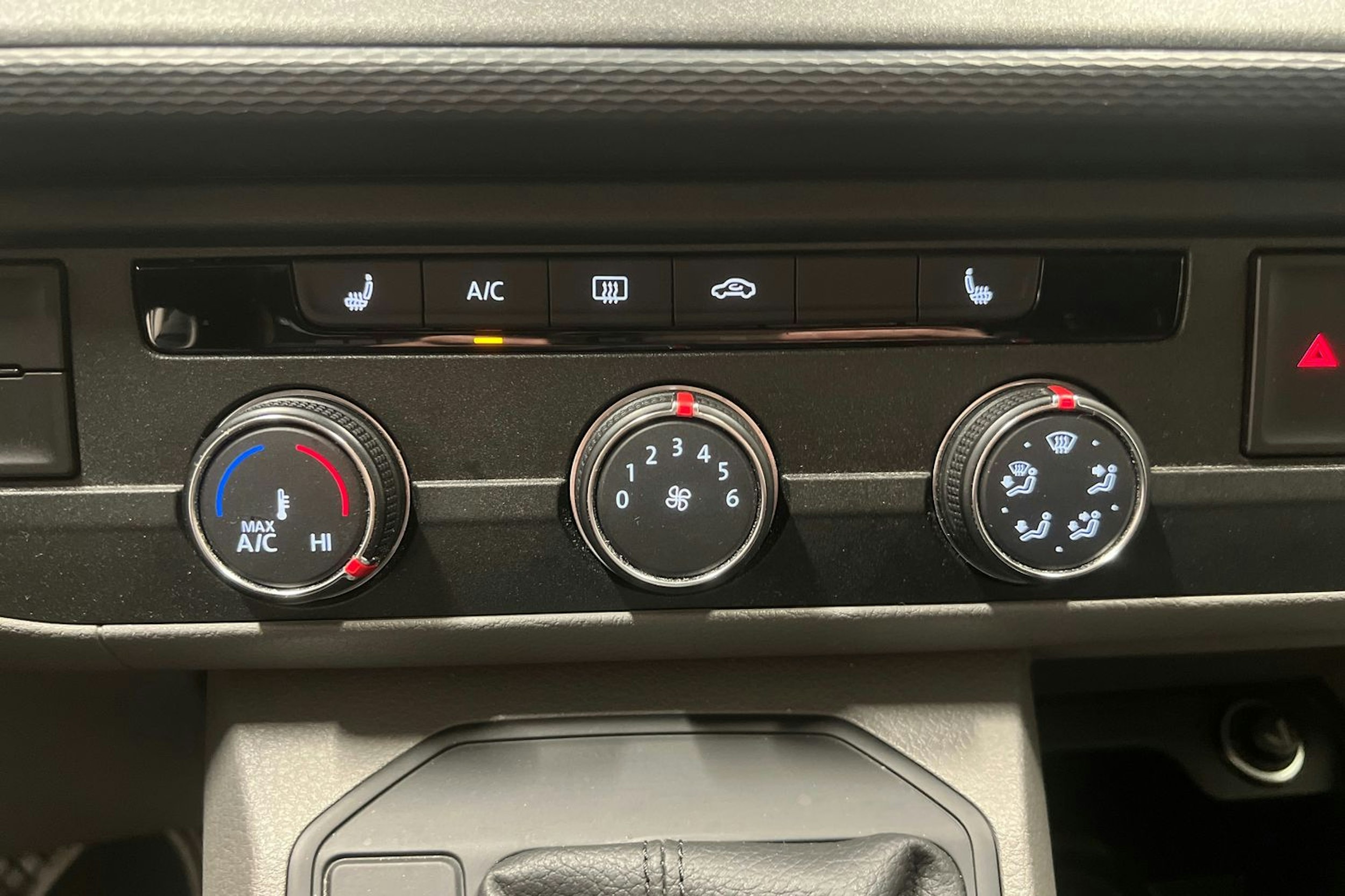 valkoinen Volkswagen Transporter 2023 kuva 15.