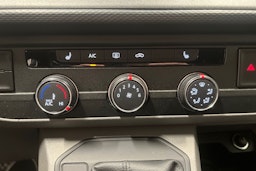 valkoinen Volkswagen Transporter 2023 kuva 15.