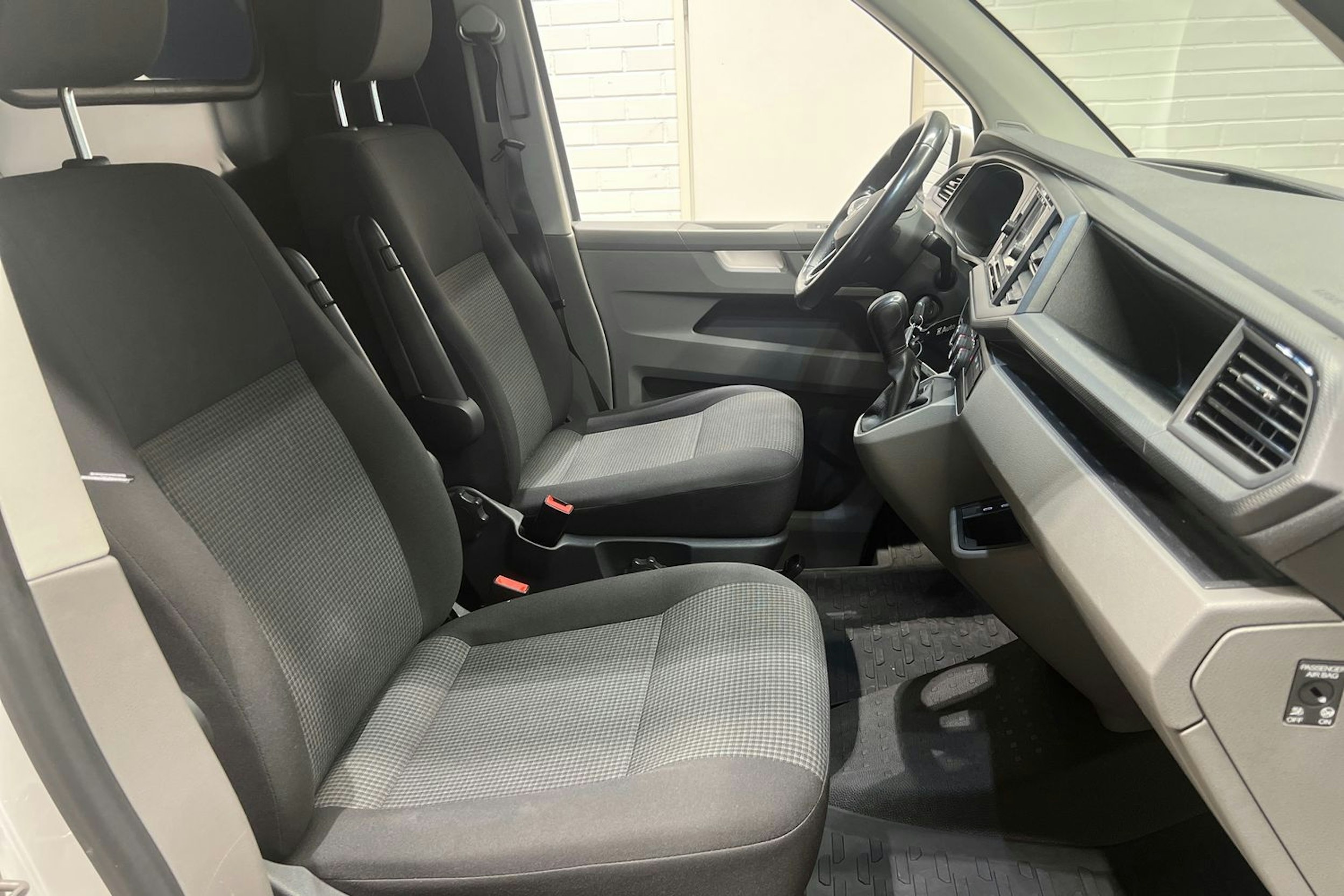 valkoinen Volkswagen Transporter 2023 kuva 17.