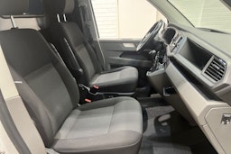 valkoinen Volkswagen Transporter 2023 kuva 17.