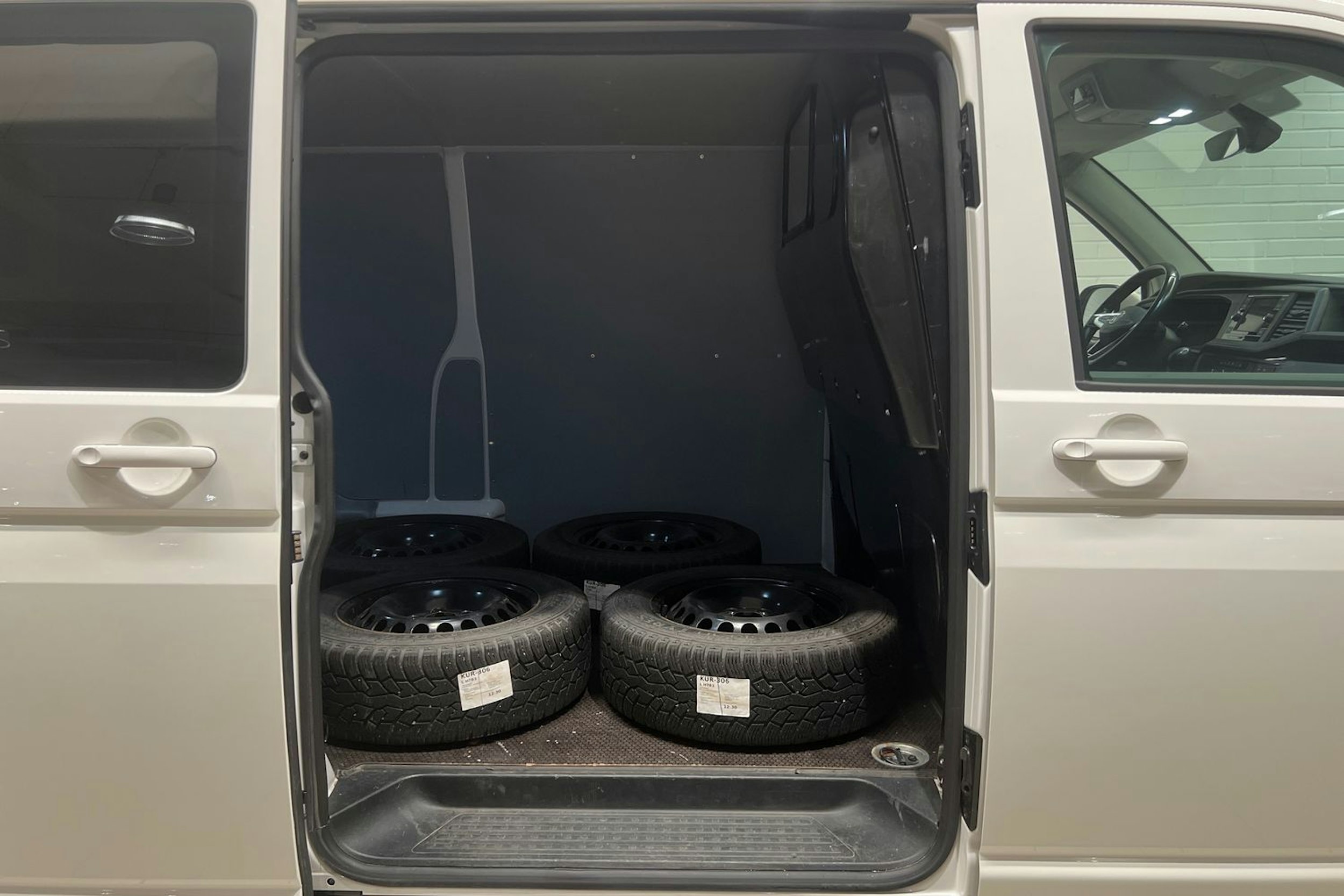 valkoinen Volkswagen Transporter 2023 kuva 18.